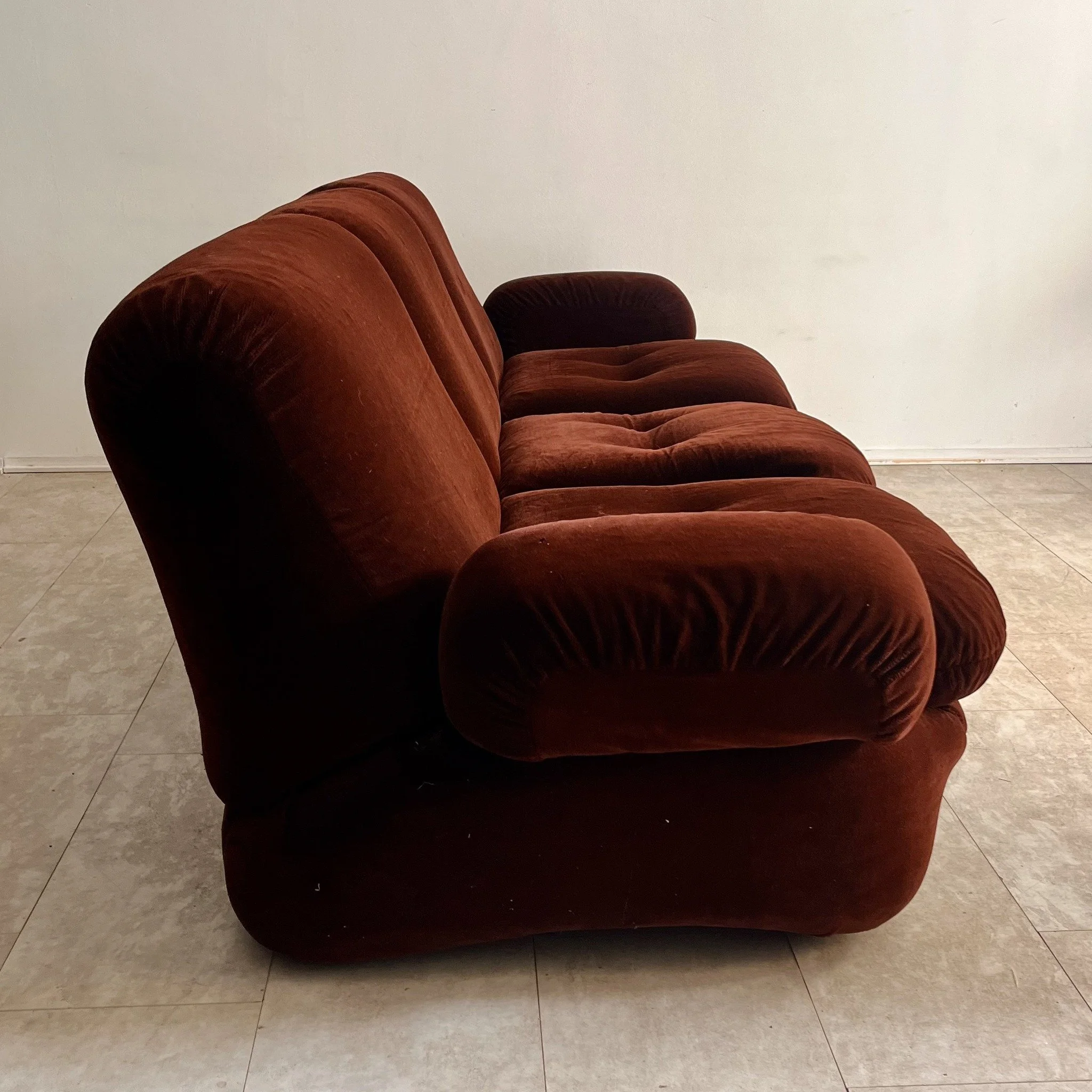 divano-velluto-bordeaux-anni-70-2.jpg