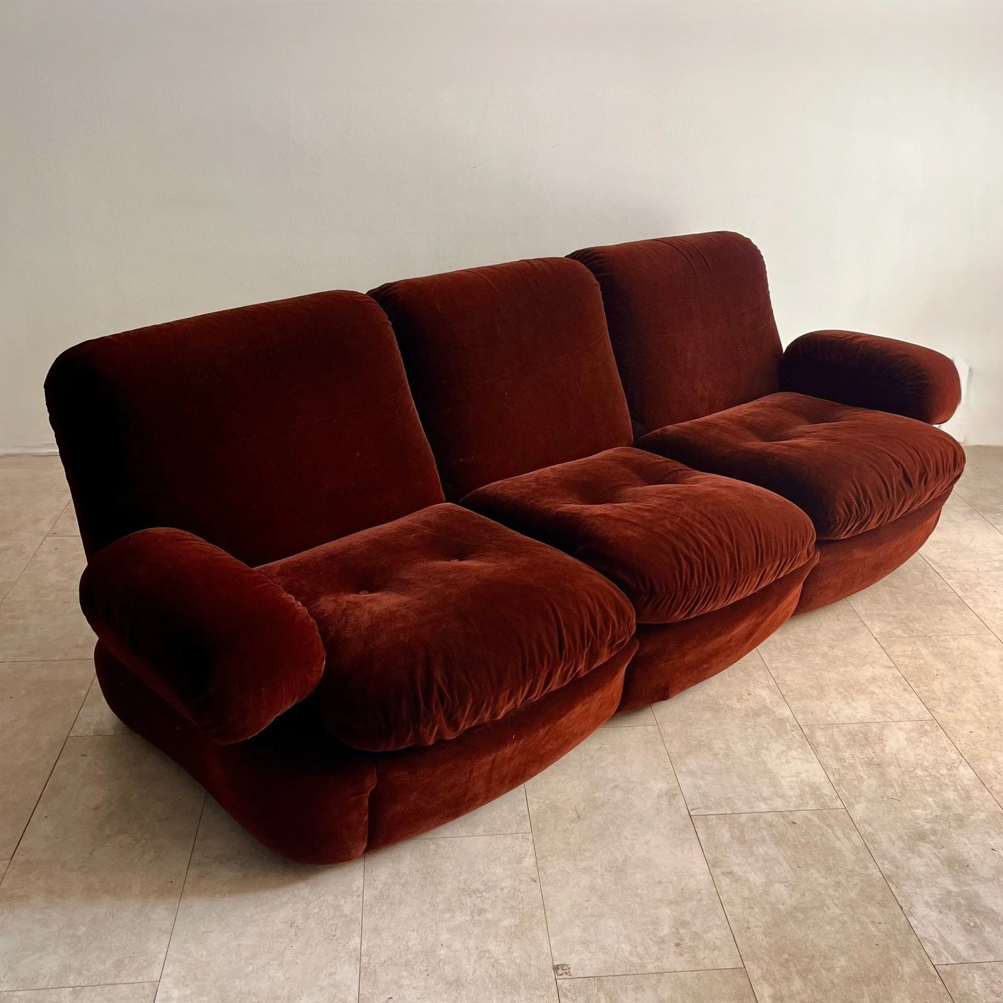 divano-velluto-bordeaux-anni-70-1.jpg