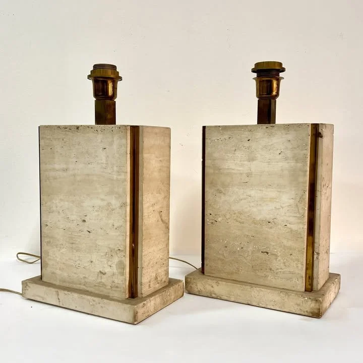 Coppia di lampade da tavolo geometriche in travertino e ottone, anni '70 – foto 1