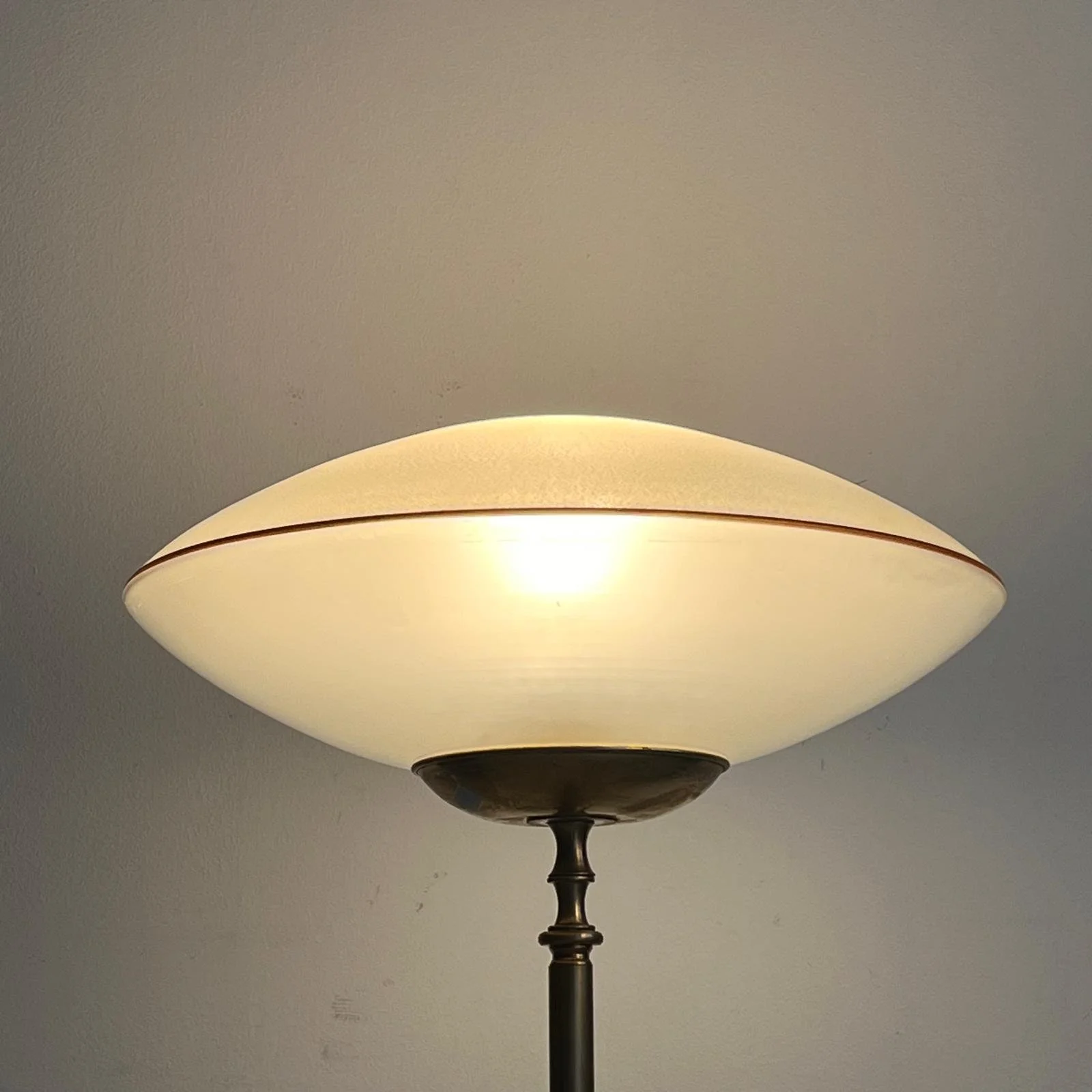 lampada-da-terra-ottone-vetro-opalino-anni-50-2.jpg