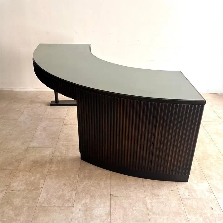 Scrivania boomerang in noce grissinato, anni '40-'50 – foto 1