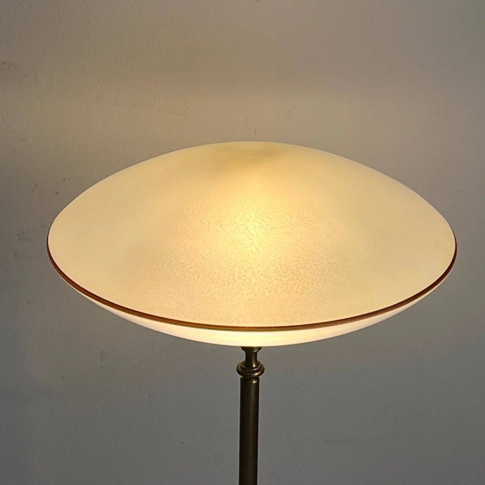 lampada-da-terra-ottone-vetro-opalino-anni-50-1.jpg