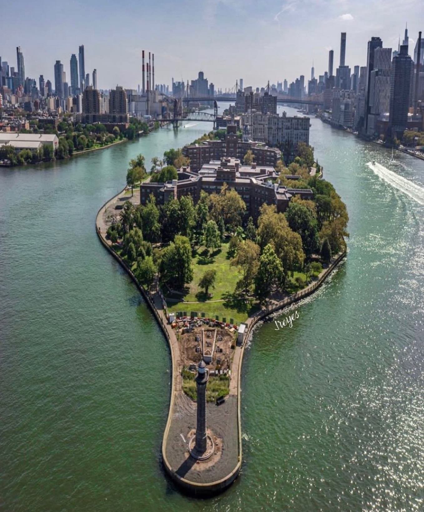 Destination Island marriages are the best&hellip; especially with a 75 second travel time from midtown&hellip;.. #rooseveltisland #nyc #manhattan #queens #brooklyn #tram #subway #eastriver #skyline #newyork #newyorkcity #cornell #bridge #ferry #magic