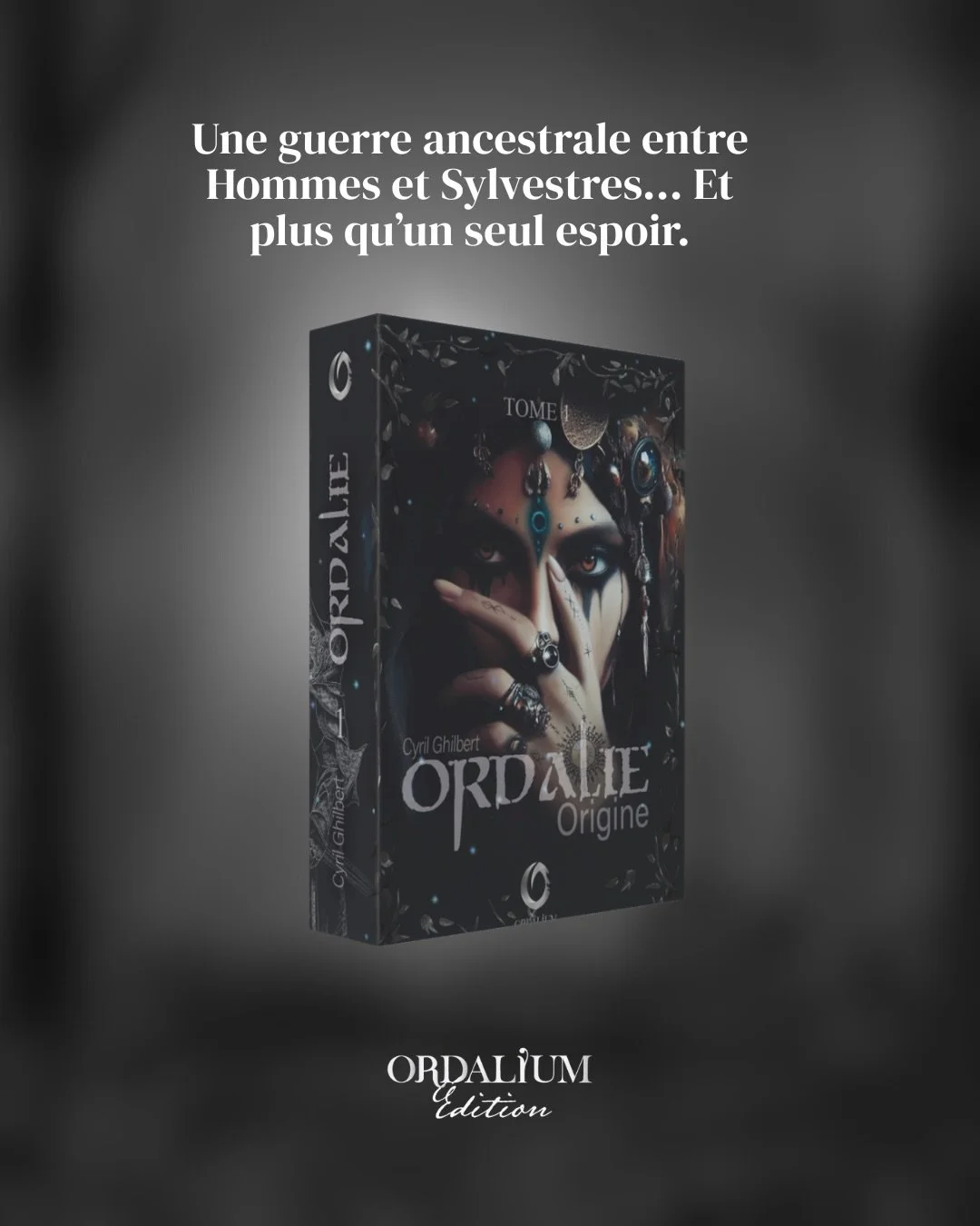 Une guerre ancestrale oppose les Hommes aux Sylvestres.
Et lorsqu&rsquo;aucun camp n&rsquo;est innocent, il ne reste parfois qu&rsquo;un seul espoir.

Ordalie Origine pose les fondations d&rsquo;une dark fantasy o&ugrave; la guerre ne se gagne pas pa