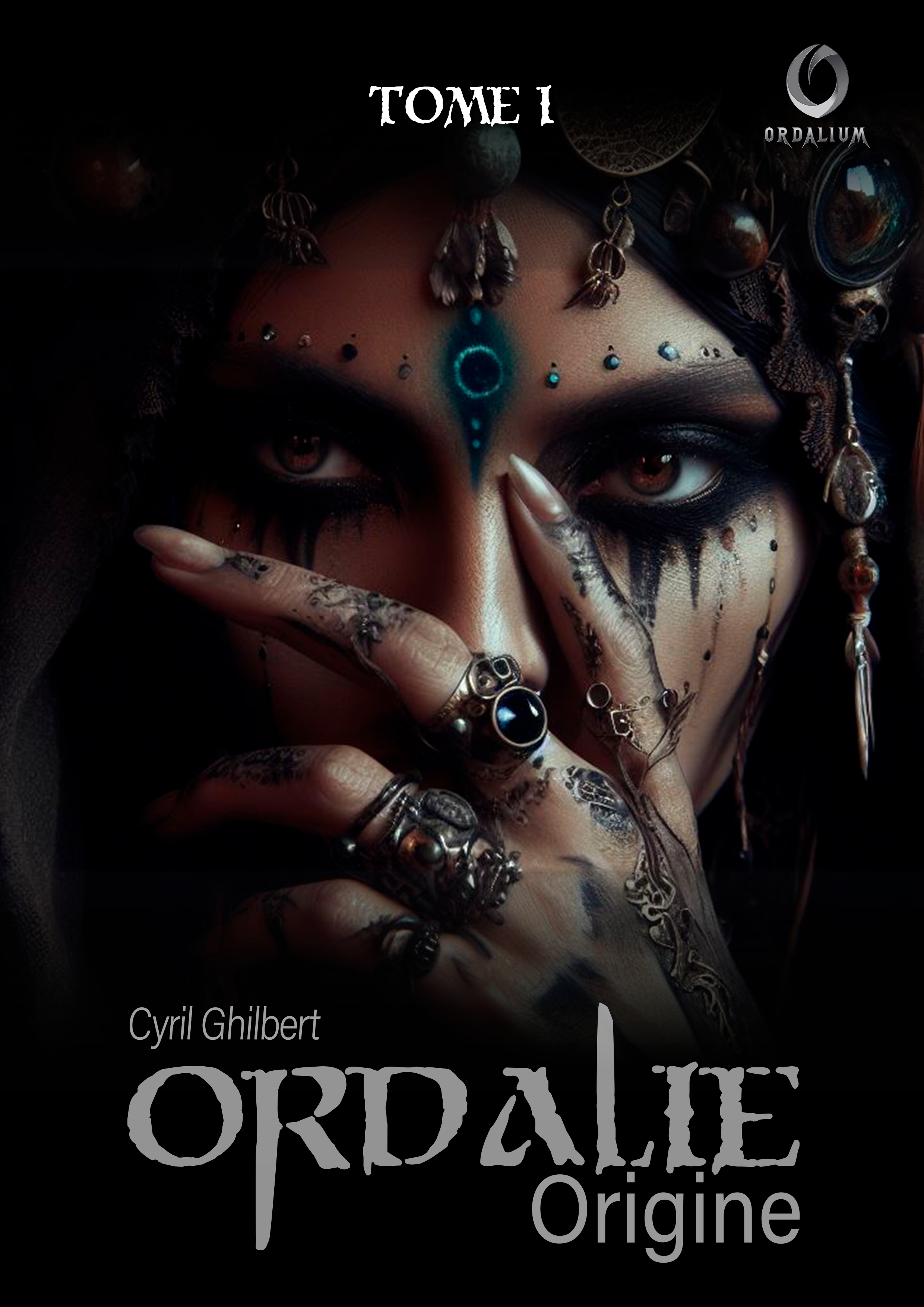 Couverture du livre intitulé "Ordalie Origine" avec une femme au maquillage sombre et des bijoux, regardant fixement.