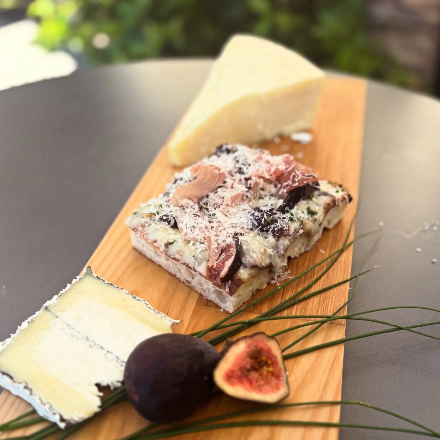 It&rsquo;s the Humboldt Figgy Piggy Slab! 
We&rsquo;re talking Humboldt Fog blue cheese, figs, prosciutto, chives and of course, we have to add some fresh grated parm. 🧀🐷 🍂🍁

All that goodness is baked on our 3 day fermented pizza slab in our sto