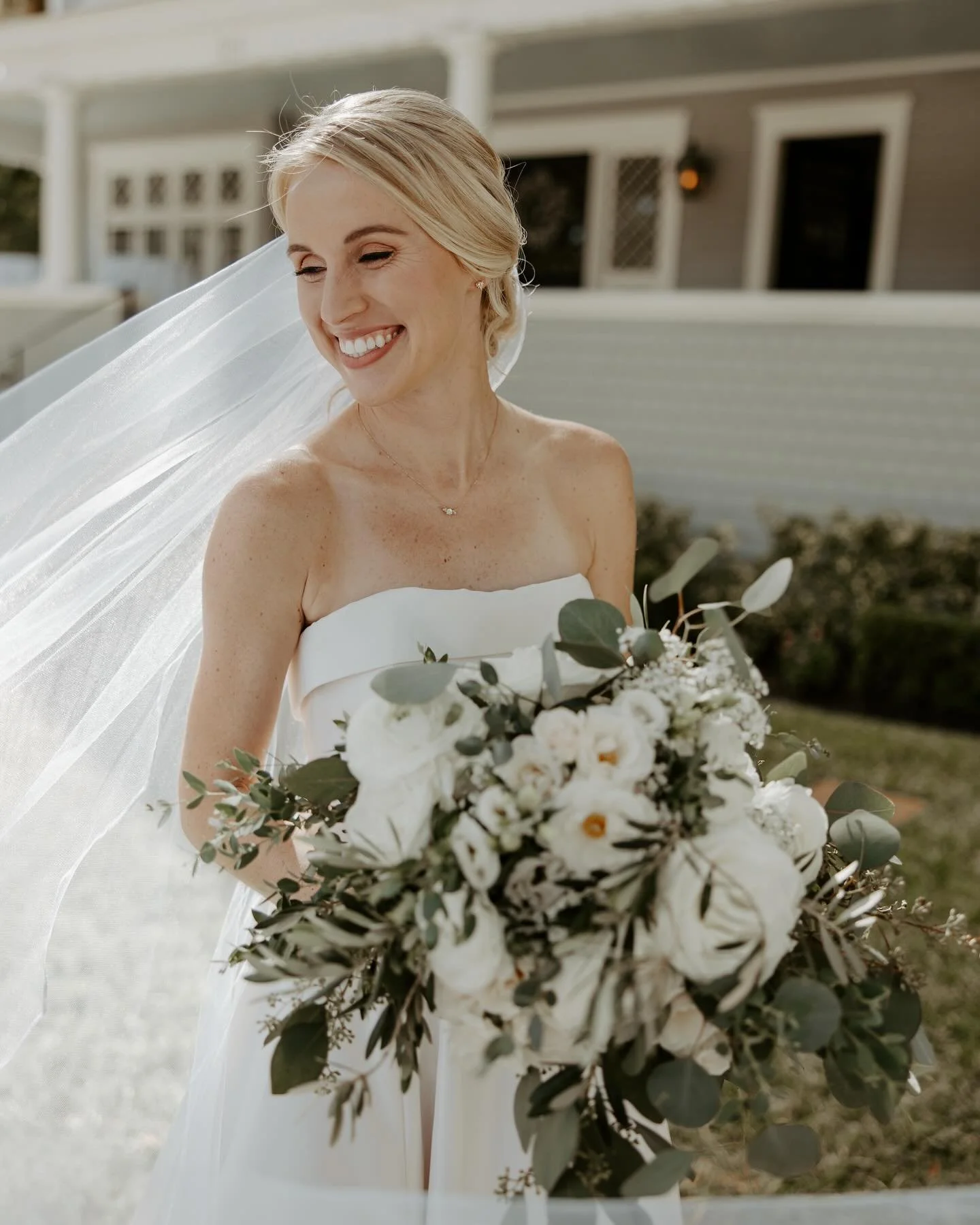 Take me back to this beautiful fall wedding! 
Wedding season is approaching and I can&rsquo;t wait to see all my fall brides :). 

Photographer: @ripp.photography.co 
Venue: @theorlohouse 

#naturalhairandmakeup #clearwaterfl #fallweddings #weddingda