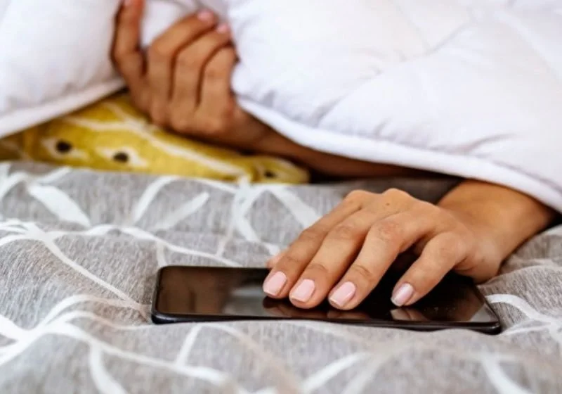 𝐏𝐫𝐨𝐭𝐞𝐜𝐭 𝐲𝐨𝐮𝐫 𝐟𝐨𝐜𝐮𝐬 📴 

Going on social media first thing in the morning should be avoided.  There is no bigger disrupter to your morning energy (other than children 😂)

It:
&bull; spikes cortisol
&bull; steals time
&bull; fractures 