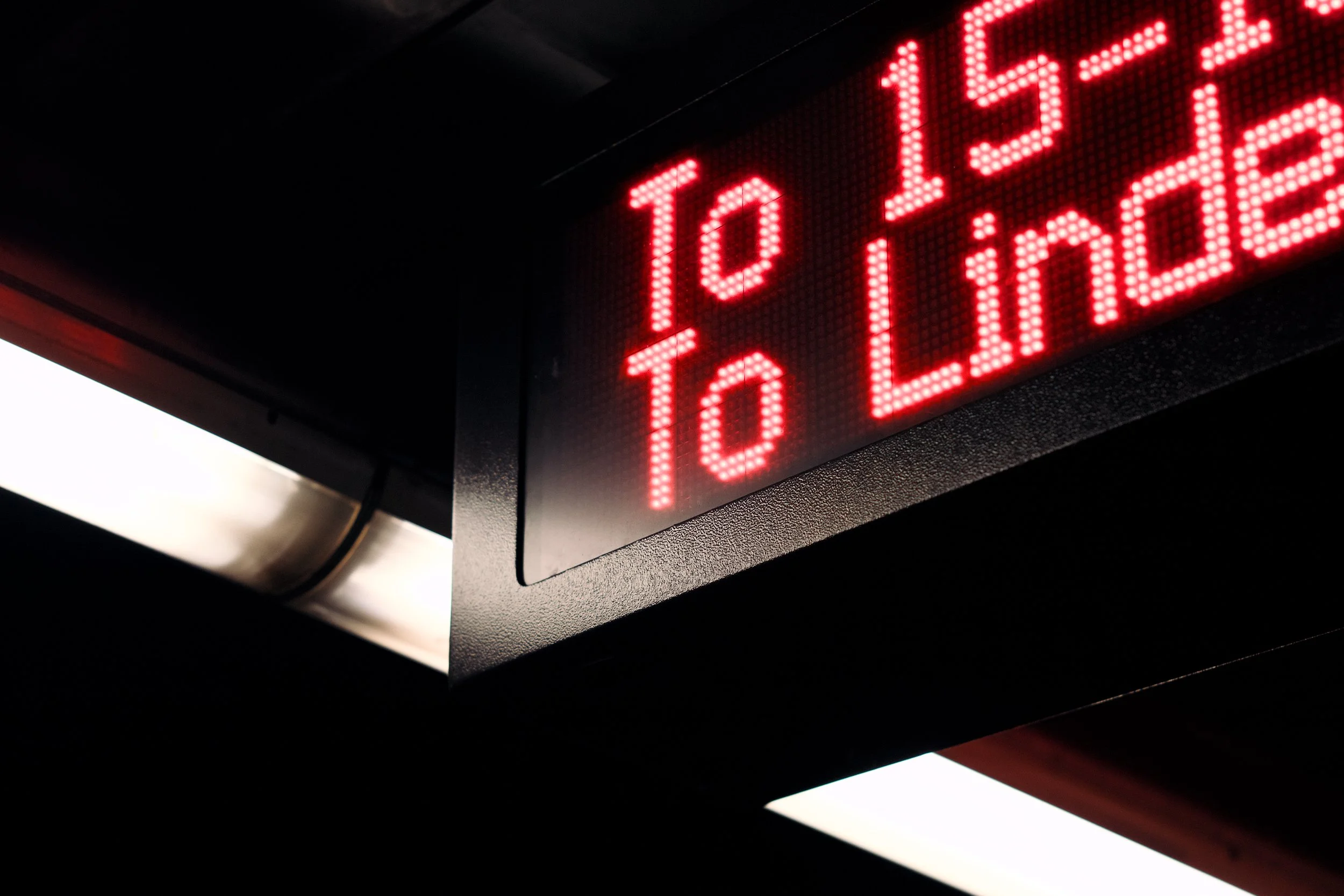 Digital display showing bus routes to 15th Street and Lincoln, with the text partially cut off.