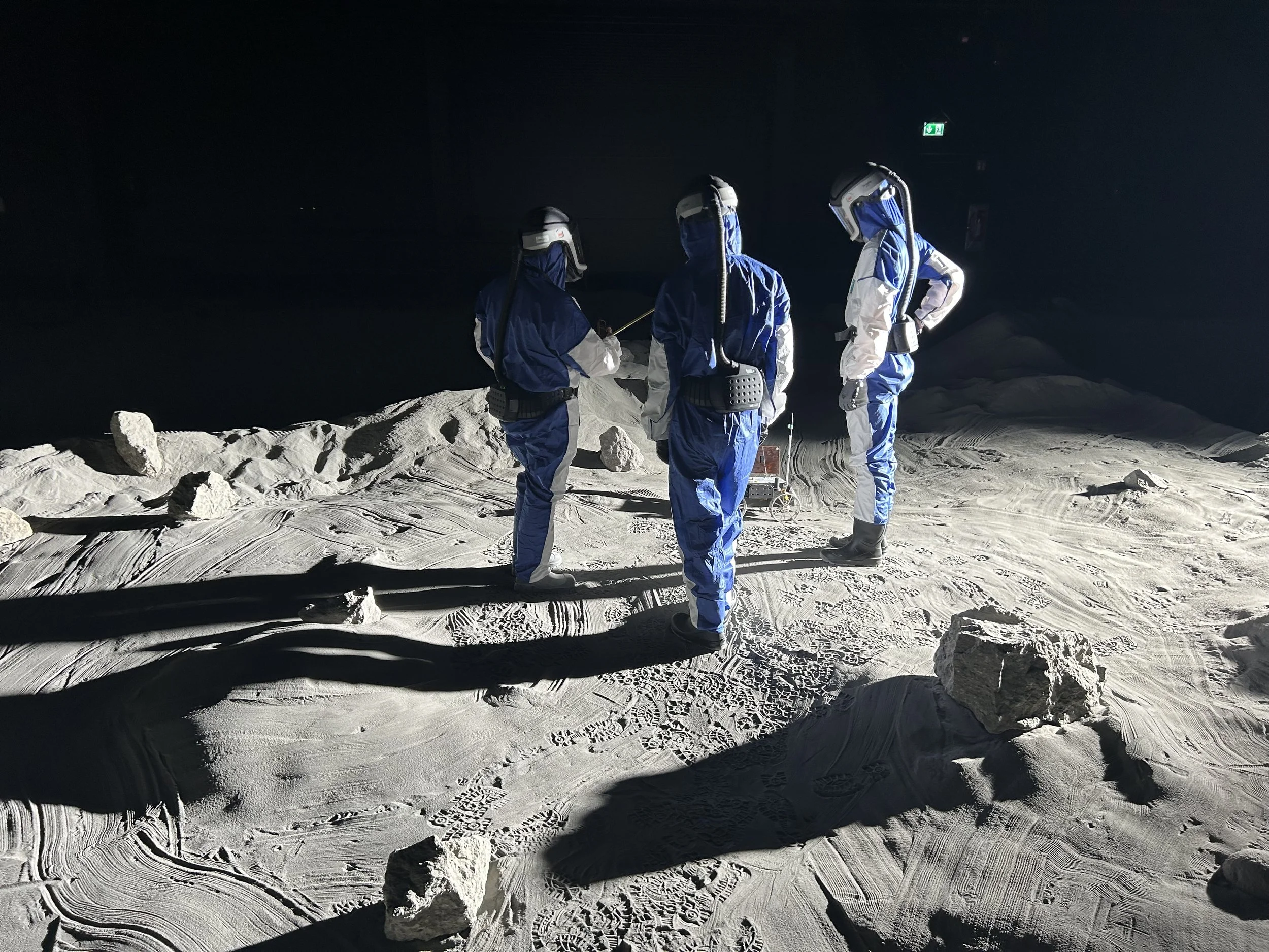 Astronautliknande figurer i blå dräkter.jpeg