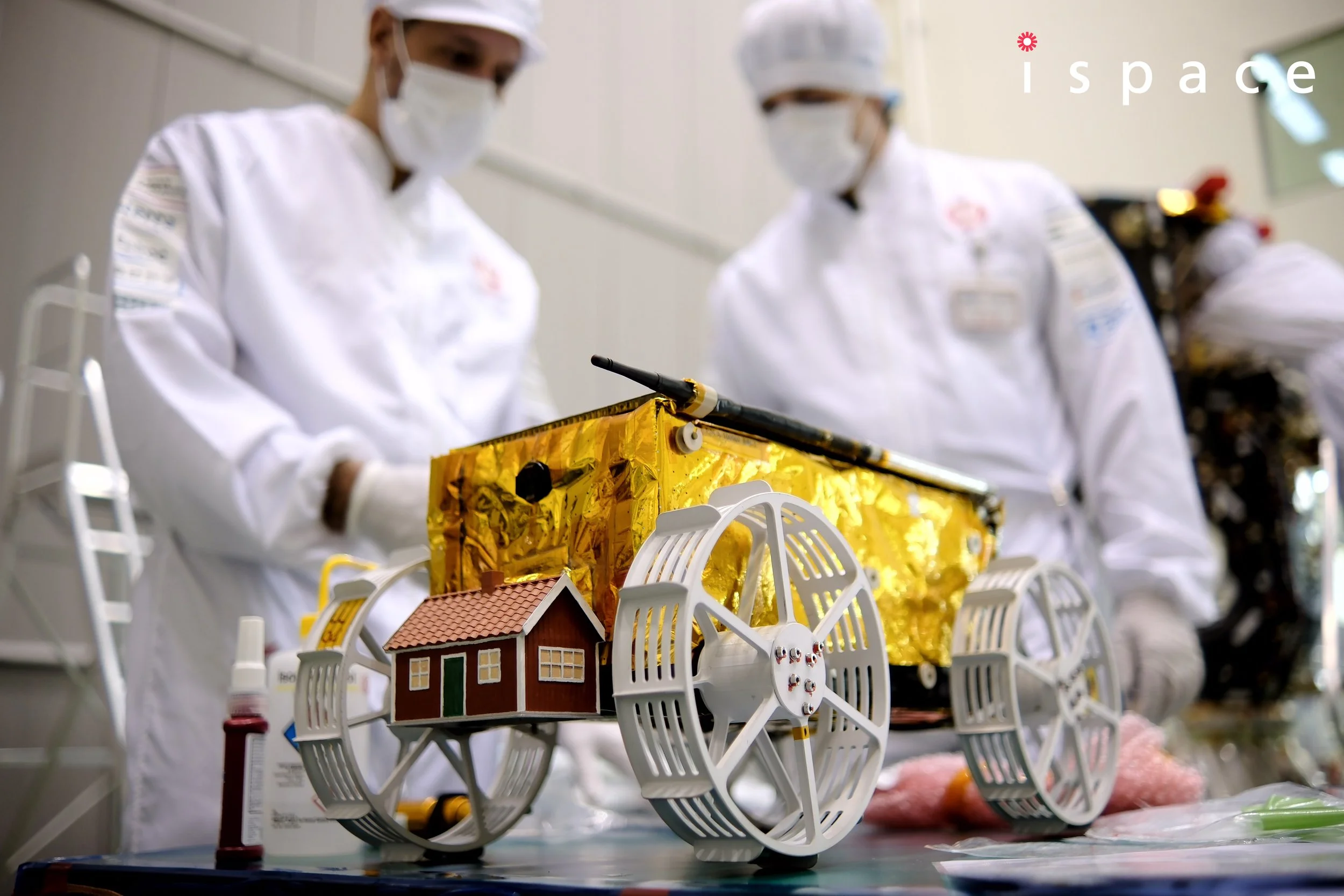 House monterat på rover (guld + tekniker).jpg