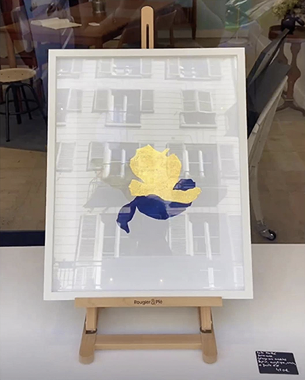 Photo de l'œuvre de Lola Mathé "Dormeuse 3" en vitrine à la galerie Esther & Paul (septembre 2023)