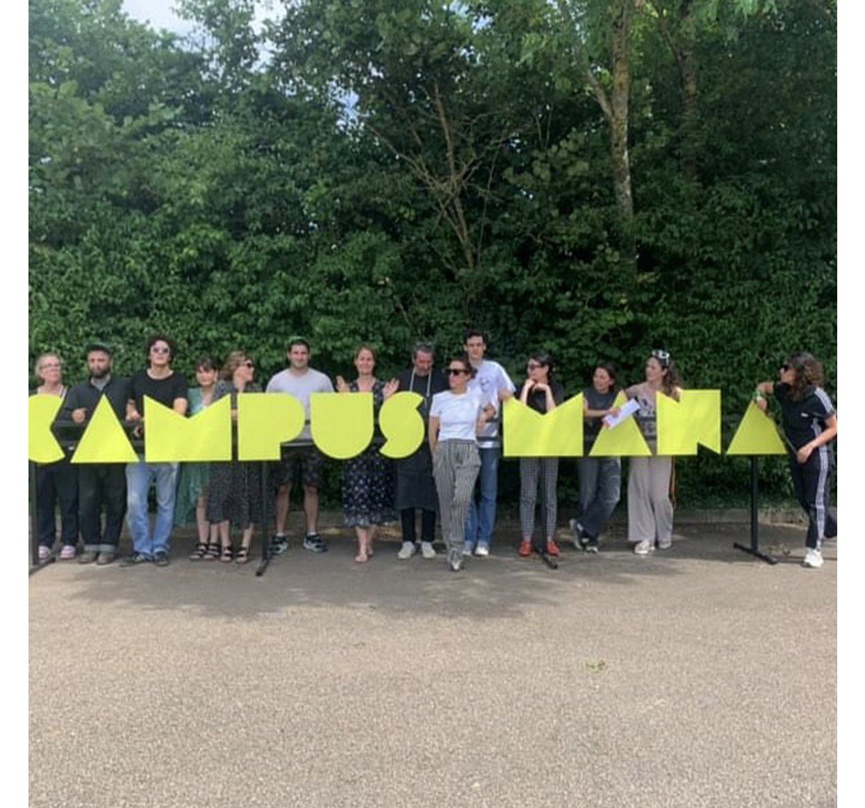 La team sur le Campus MaNa pendant la résidence "Beauté durable, esthétique et recyclage" (juillet 2024)
