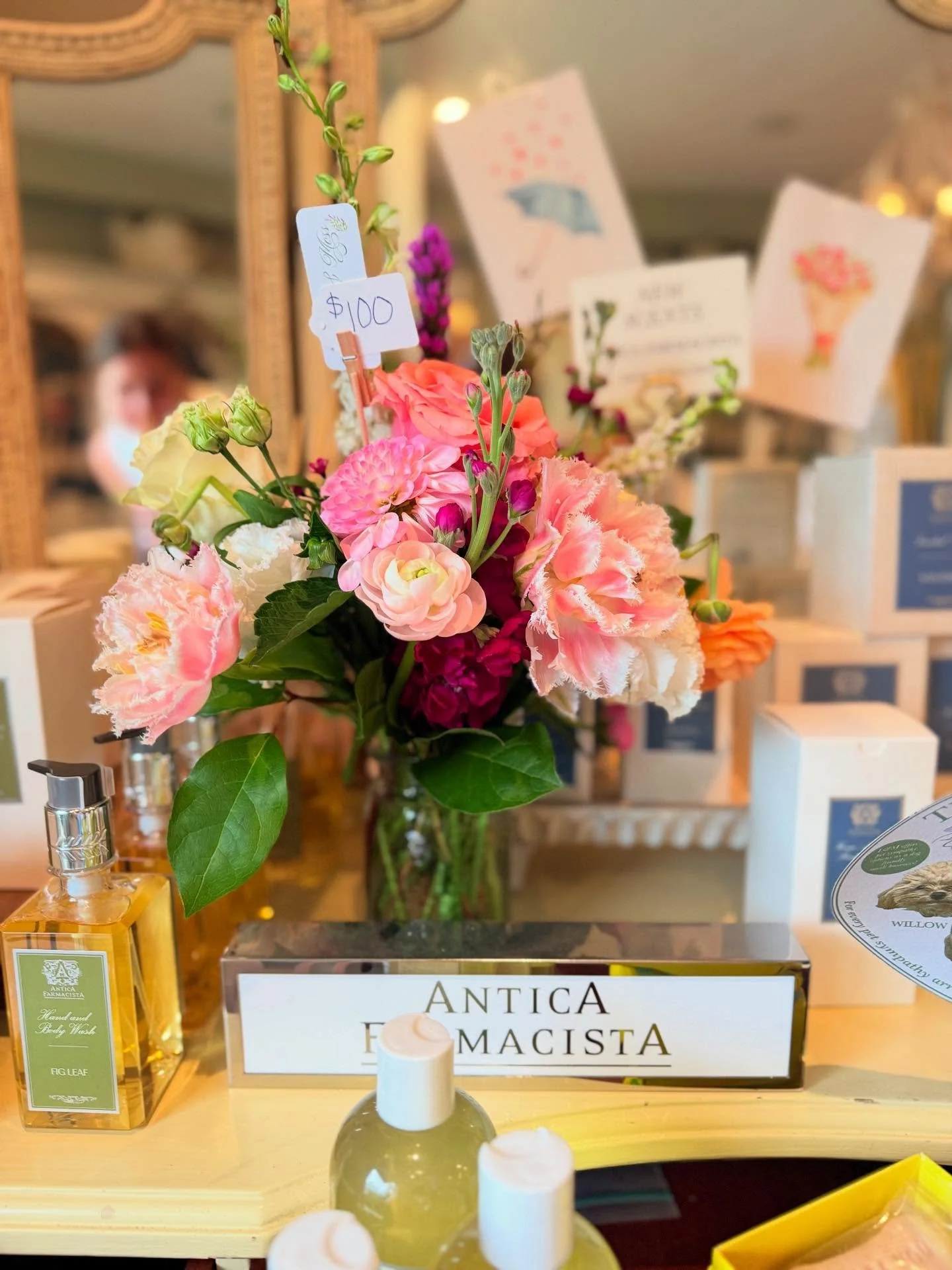 Stop by on this dreary Manch afternoon to L&amp;M for daily made arrangements 🌸🌷🌺👒☔️
