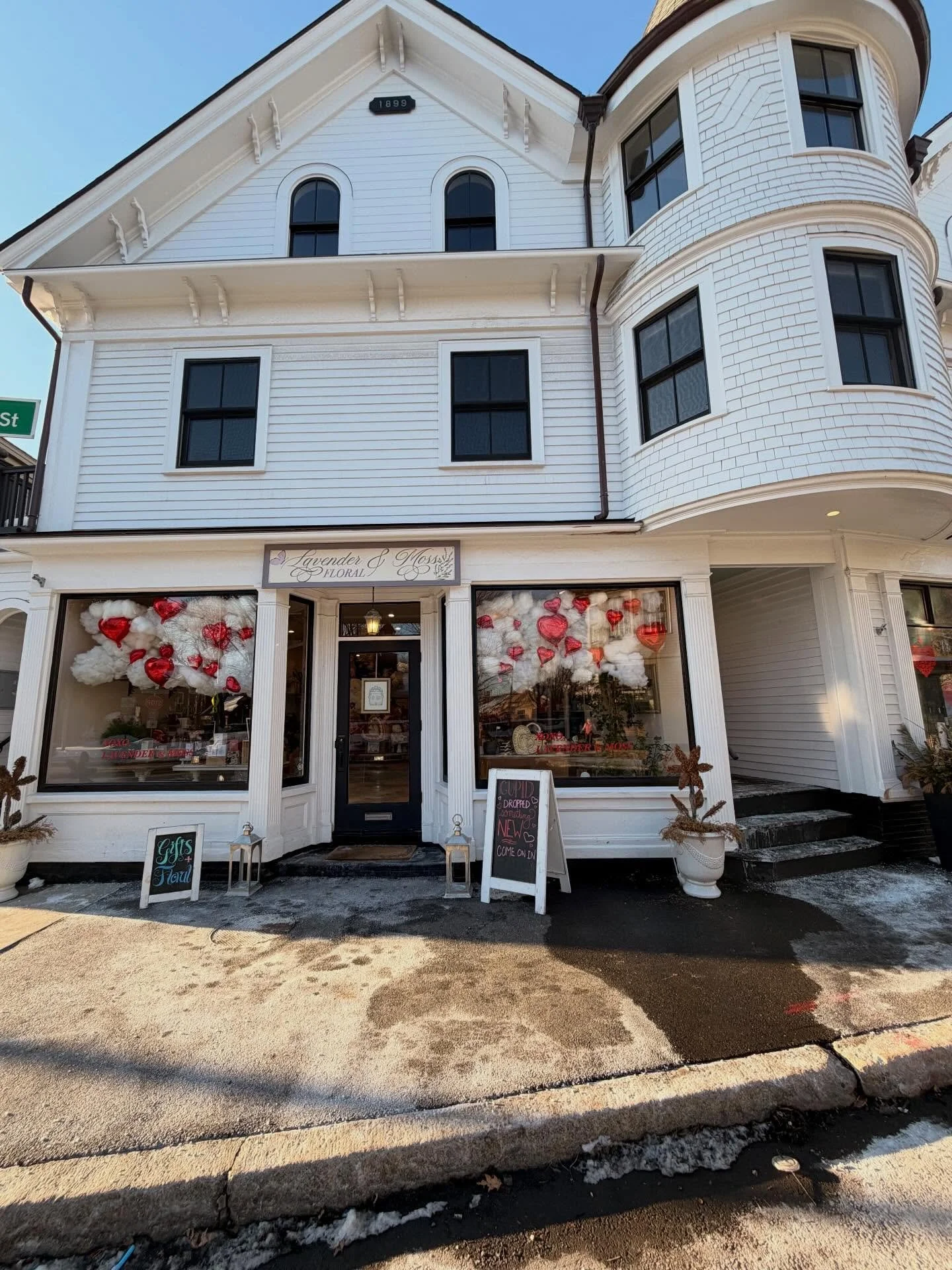 Love is in the air ❤️☁️🥀 XOXO, Lavender &amp; Moss