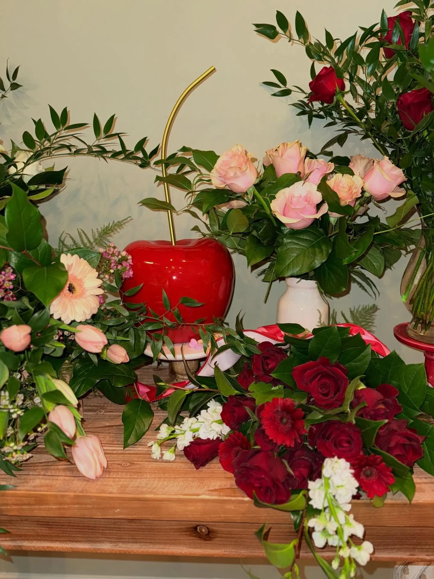 VDAY PSA ❤️🥀🌹 Pre-Order Valentine&rsquo;s Day florals for your loved ones soon!
Rose Dozens (In Vase)
$150

Available in:
Red, Blush &amp; White

Mixed Pink Arrangement (In Vase)
$150

Bouquets available
$125

Options include:
12 Roses (Red, Blush 