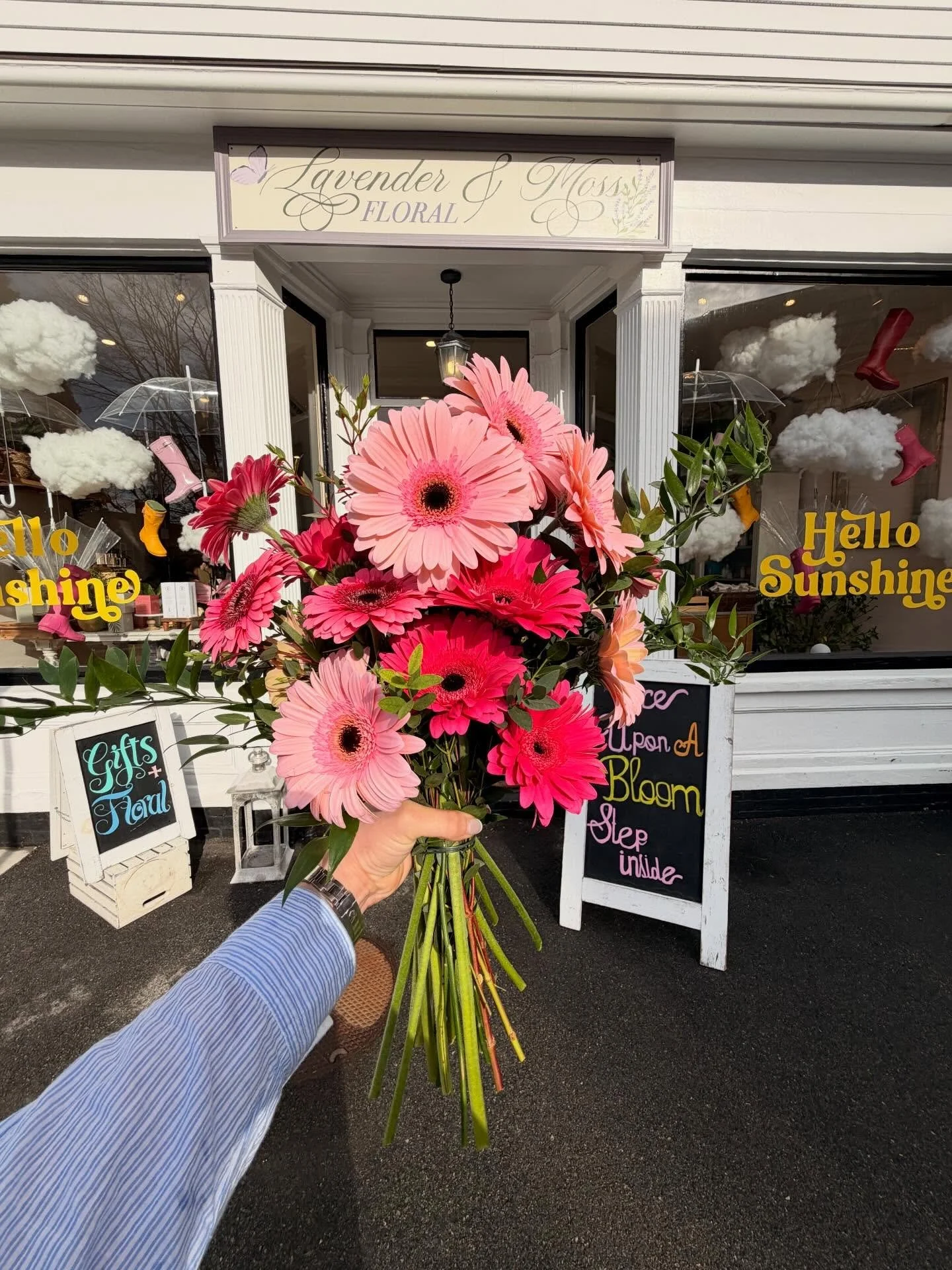 The HAPPIEST bouquet 🌸🌞🌼🎀