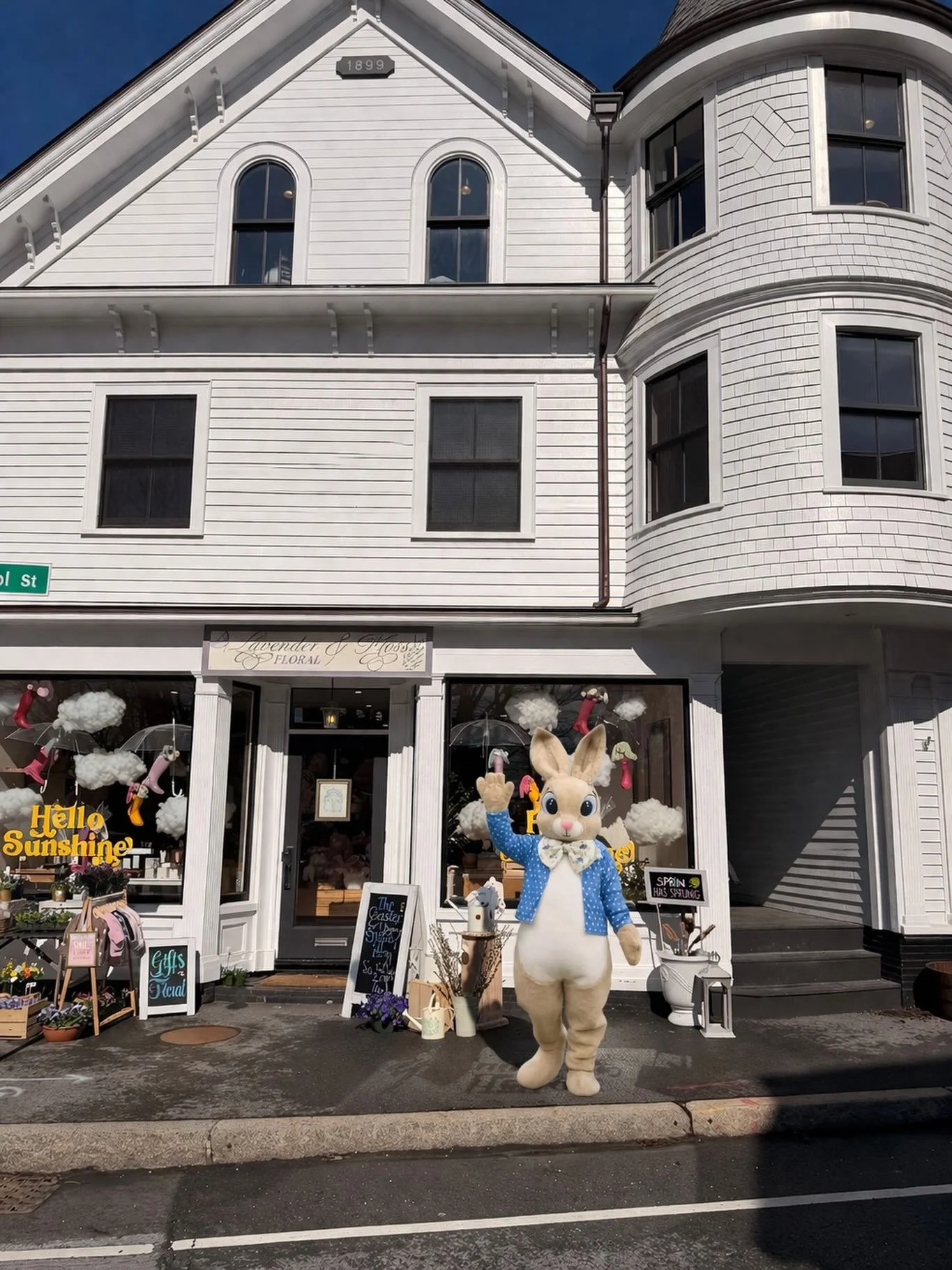 Rumor has it&hellip; The Easter bunny is coming to Lavender &amp; Moss Saturday, March 27 and Saturday April 4! Hop on by to take pictures, shop all things Easter and place Easter centerpiece orders 🧺🥚🐣🌸🐰🪻☁️☂️