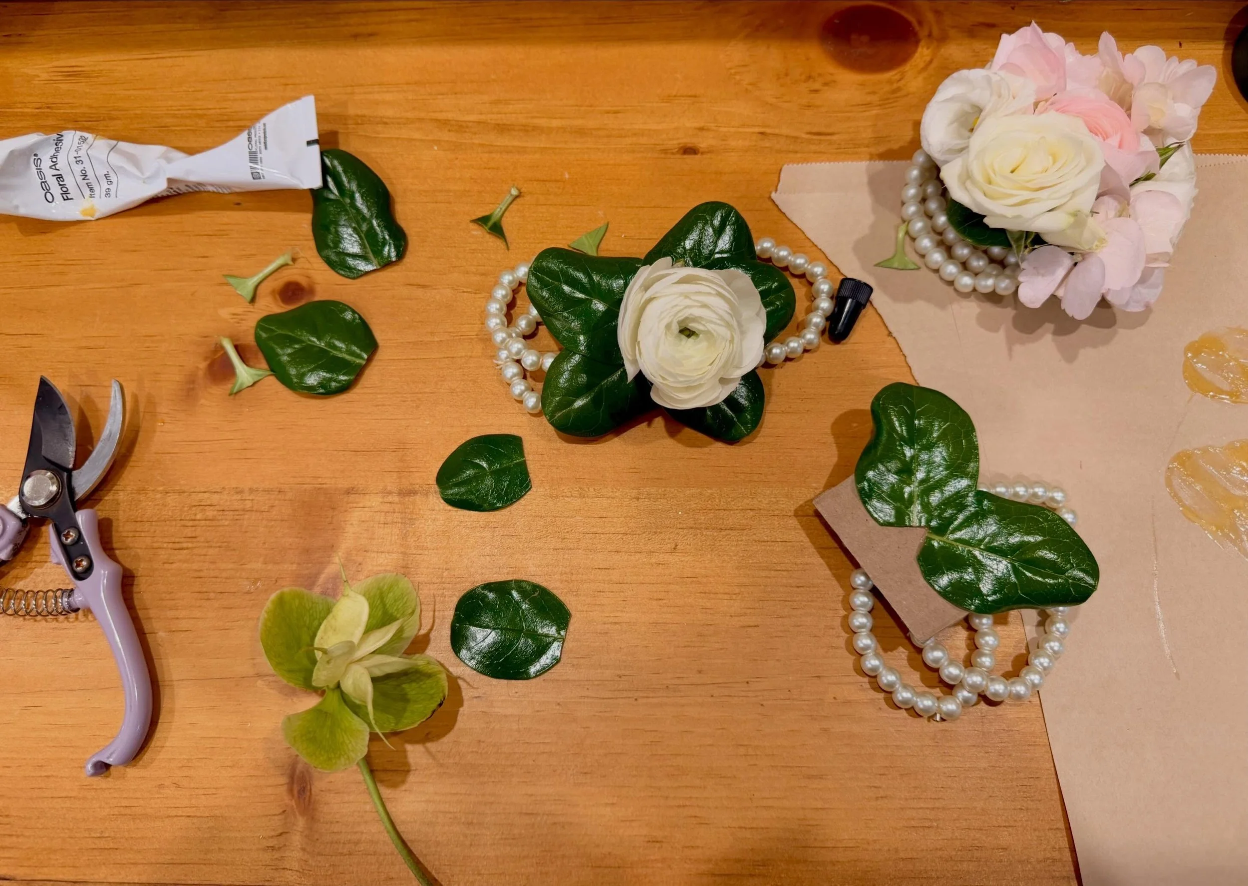 Prom season is officially blooming ✨💐
Corsages, boutonni&egrave;res &amp; bouquets made to match your whole vibe 🤍 From classic &amp; elegant to fun and flirty, we&rsquo;ve got you covered for the big night.

Orders are filling up FAST &mdash; don&