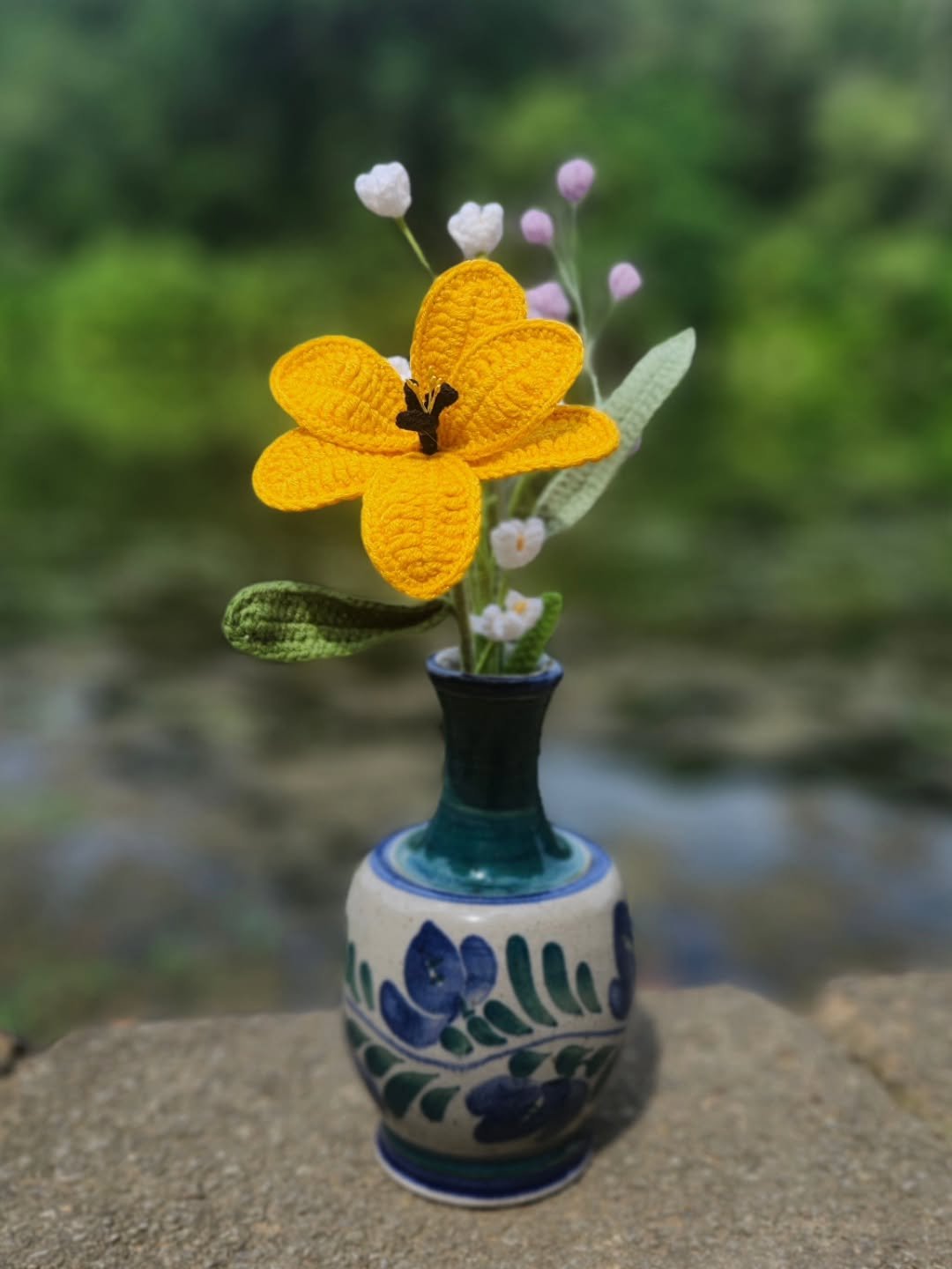 We're here at the Westmoreland Arts and Heritage festival again today and could not resist sharing this beautiful combination. Blue and green vase by us, crochet flowers by @patpat.crochet purchased here at the festival.
We are closed in the gift