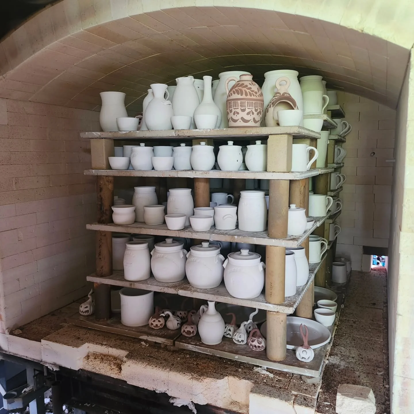 Before and after firing... we've got a lot of interesting things coming out of this kiln - patriotic pieces, tanware, blue and green vase and even some pumpkins! Stay turned for our next post announcing our first two events coming up for 2026! 

#han