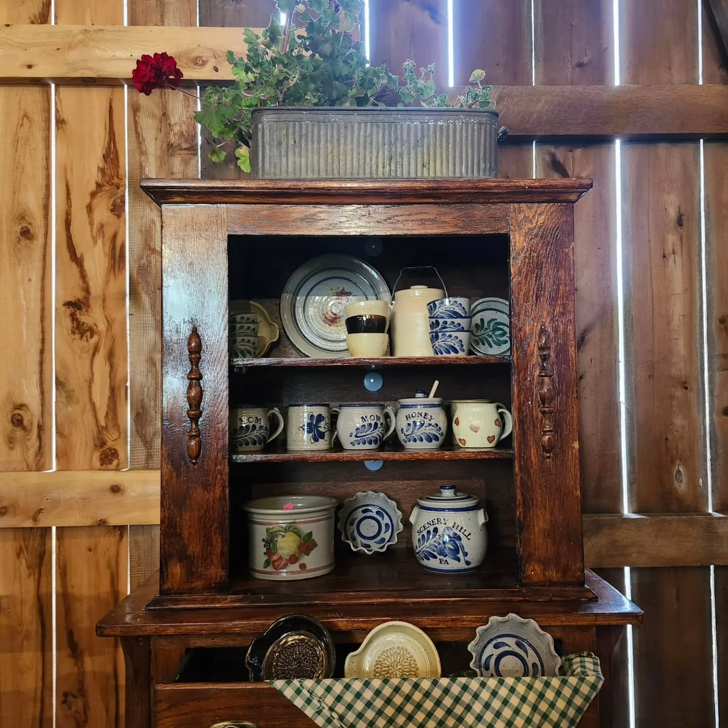 We are loving the vibe @thefarmatemeraldvalley ! Grab your tickets and see us here from 11-4.

*****we are open 11-3 in our gift shop today. 

#sceneryhill #vintagepottery #vintagevibes #mothersday❤️ #mothersdaygifts