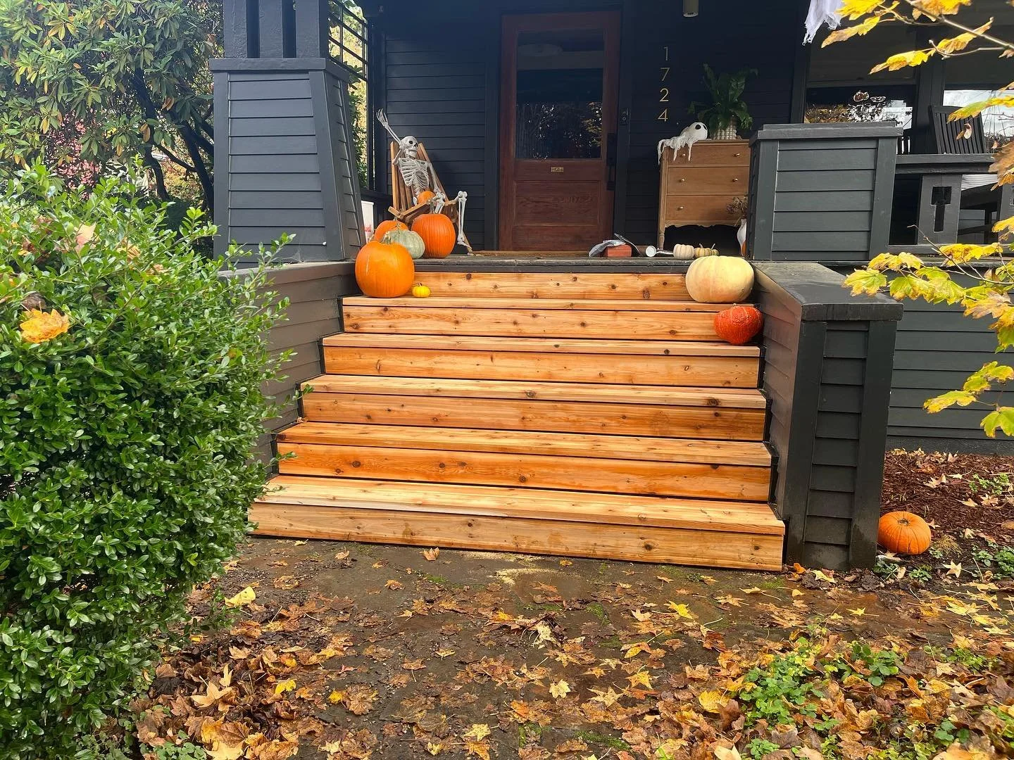 A super fun one-day project refreshing these front steps. The old ones (last pic) had gotten pretty gross and rotty so some nice new cedar and a @timberprouv coating were in order.
#
Second pic is some flashing tape capping the tops of the stringers 