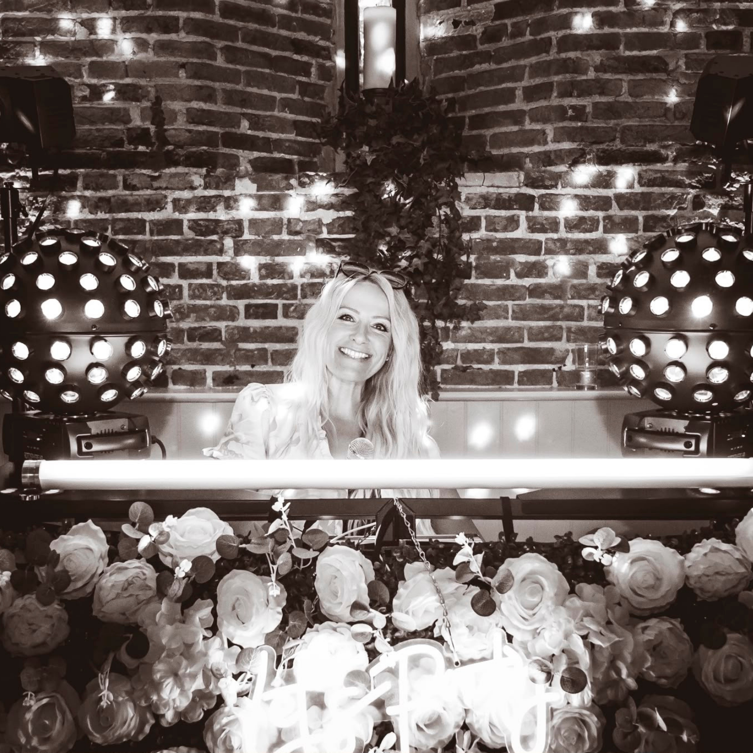 Chica DJ behind the deluxe flower DJ booth