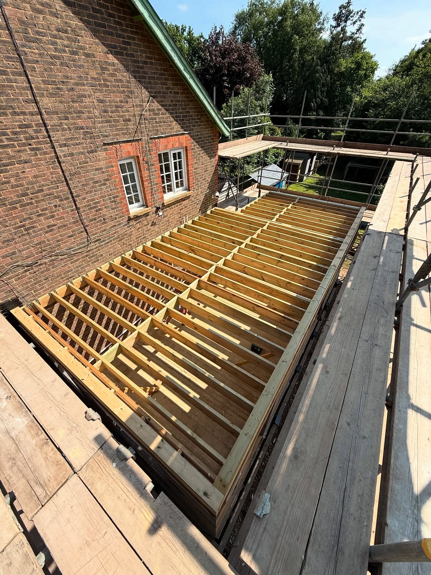Ground floor complete ✅
Our two-storey timber frame extension is flying up in style! 👊 Today we wrapped up the ground floor wall panels and installed the joist frame ready for the next level. Precision-built, fully sheathed, and prepped for the next