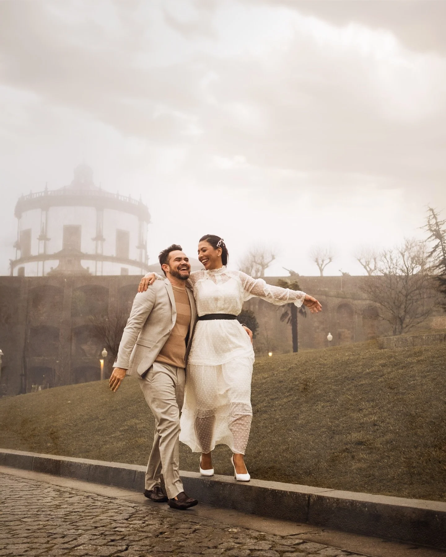 Here&rsquo;s your proof that a photoshoot during a foggy, rainy day in Porto can also be BEAUTIFUL 🤩
.
#fotografoporto #portotourismphotographer #portophotoshoot #livefolk #fotografobrasileiroemportugal #familyphotos #weddingphotoshoot #engagementse