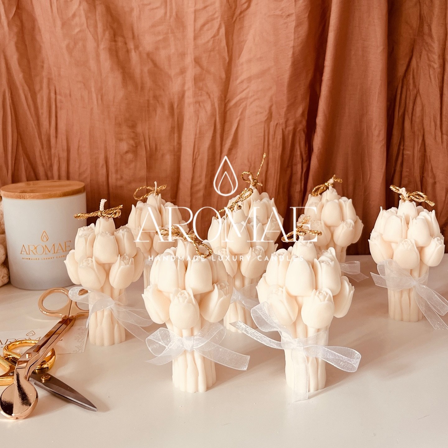 For the moments you&rsquo;ll remember forever&hellip; Aromae wedding candle favors 🤍 
DM 💌

#aromaecandles #handmadecandles #luxurycandles #candlelover #candleshop #soywaxcandles #coconutsoywax #organiccandles #nontoxiccandles 
#candleshop #candlel