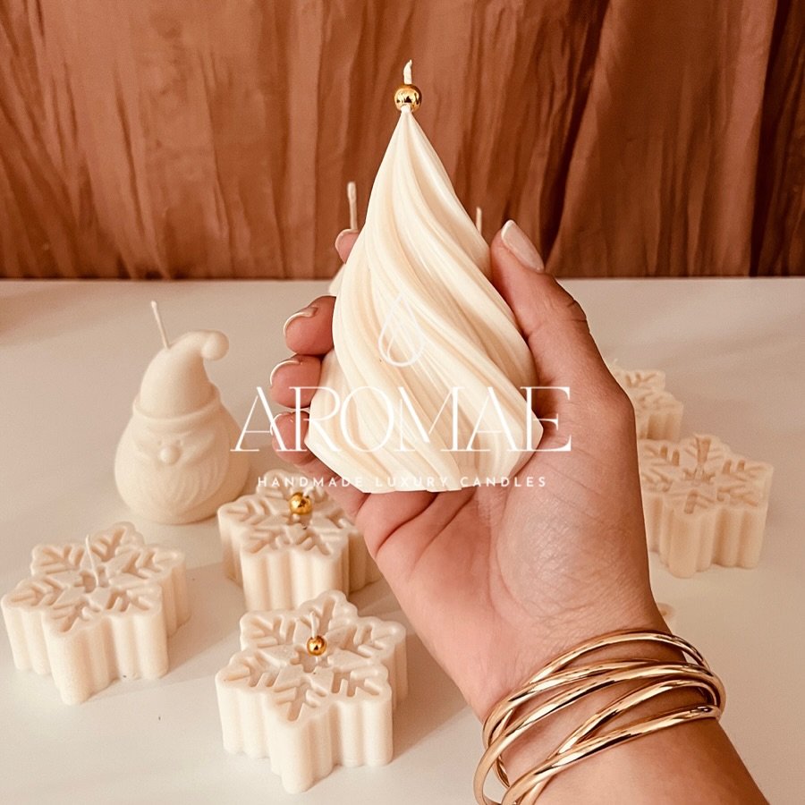 Christmas candles made with coconut soy wax and naturally derived fragrances. 
Organic, non-toxic, and made with love 🤍
DM to order

#AromaeCandles #ChristmasCandles #HolidayDecor #CandleLover #CandleGift #HandmadeCandles #CoconutSoyWax #LuxuryCandl