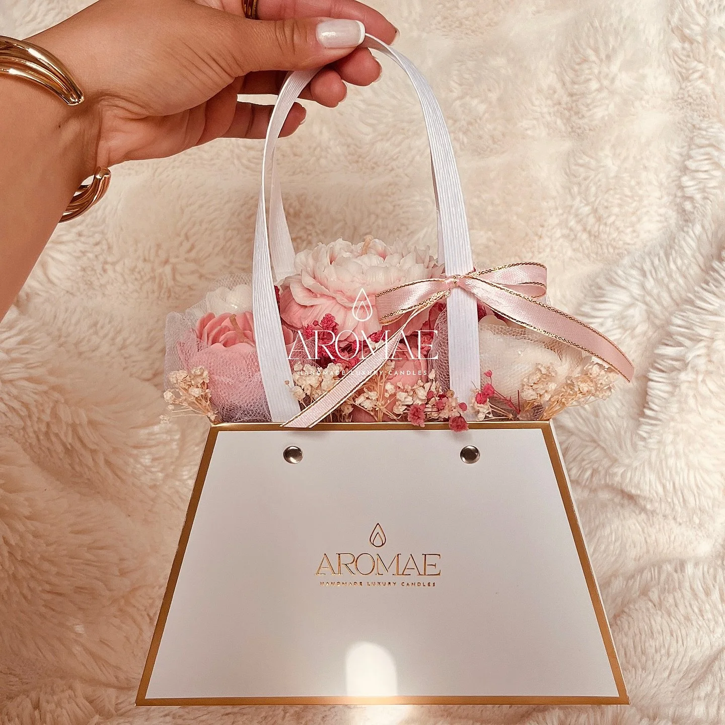 Mother&rsquo;s Day is coming 🤍
She deserves to feel special,
and a candle bouquet is the perfect way 🌷
DM for orders 💌

#mothersdaygift #candlebouquet #giftforher #handmadecandles #aromaecandles