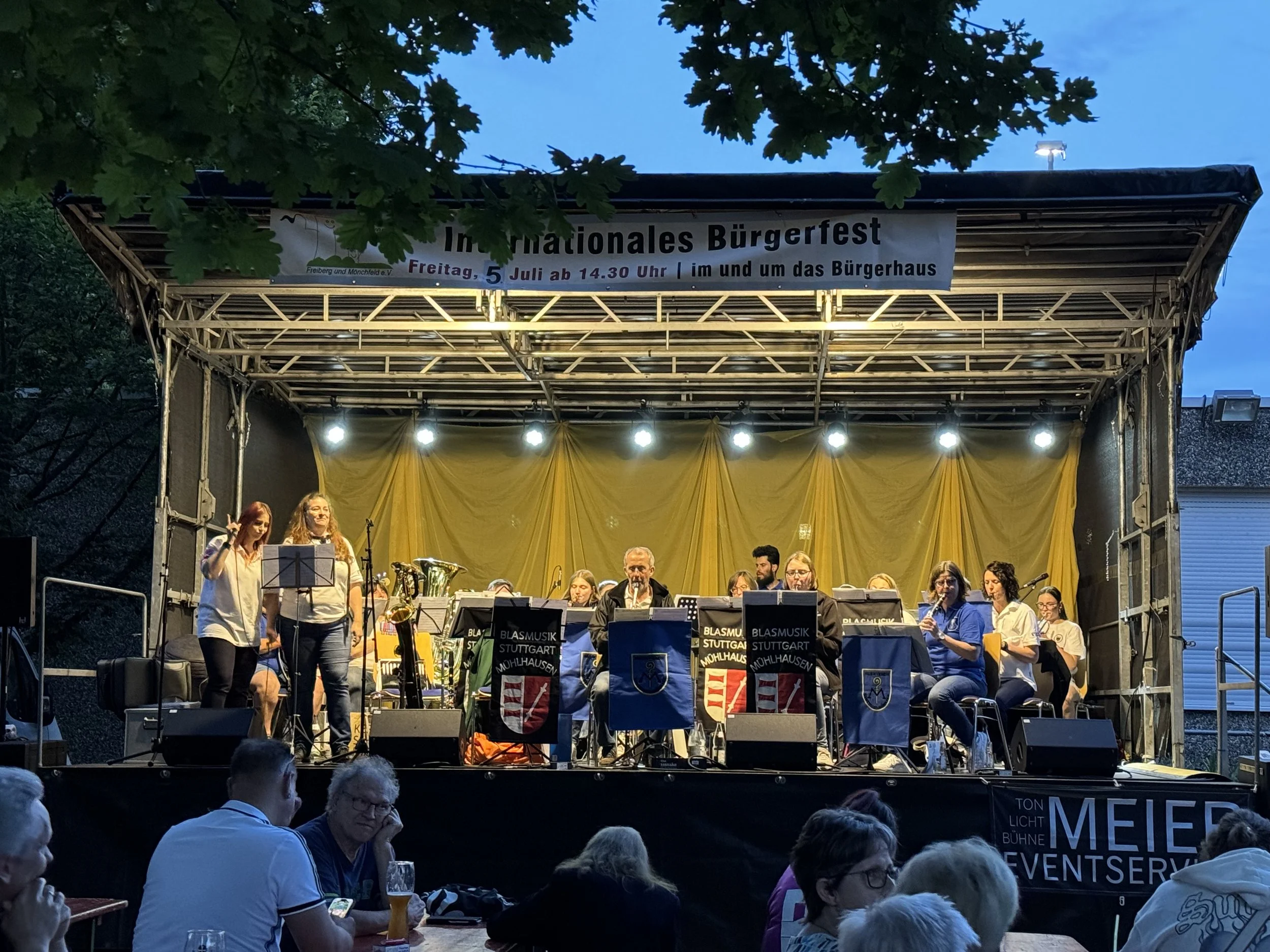 Musikverein Stuttgart Mühlhausen unterstützt von Meier Eventservice auf einer Bühne auf dem Stadtfest in Stuttgart