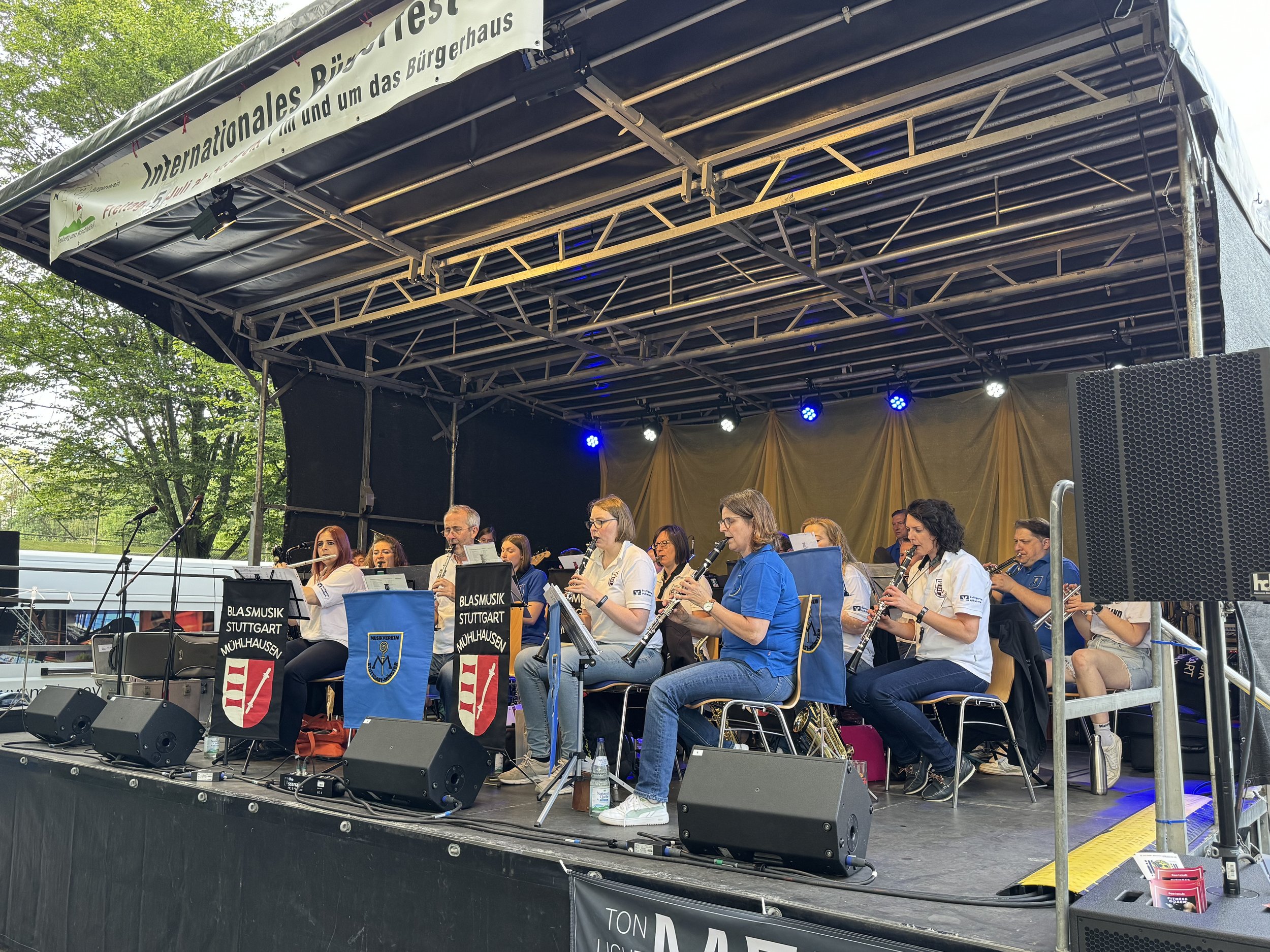 Musikverein Stuttgart Mühlhausen unterstützt von Meier Eventservice auf einer Bühne auf dem Stadtfest in Stuttgart
