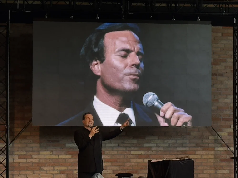 Jörg Hammerschmidt mit 60 Promis aus dem Showbusiness