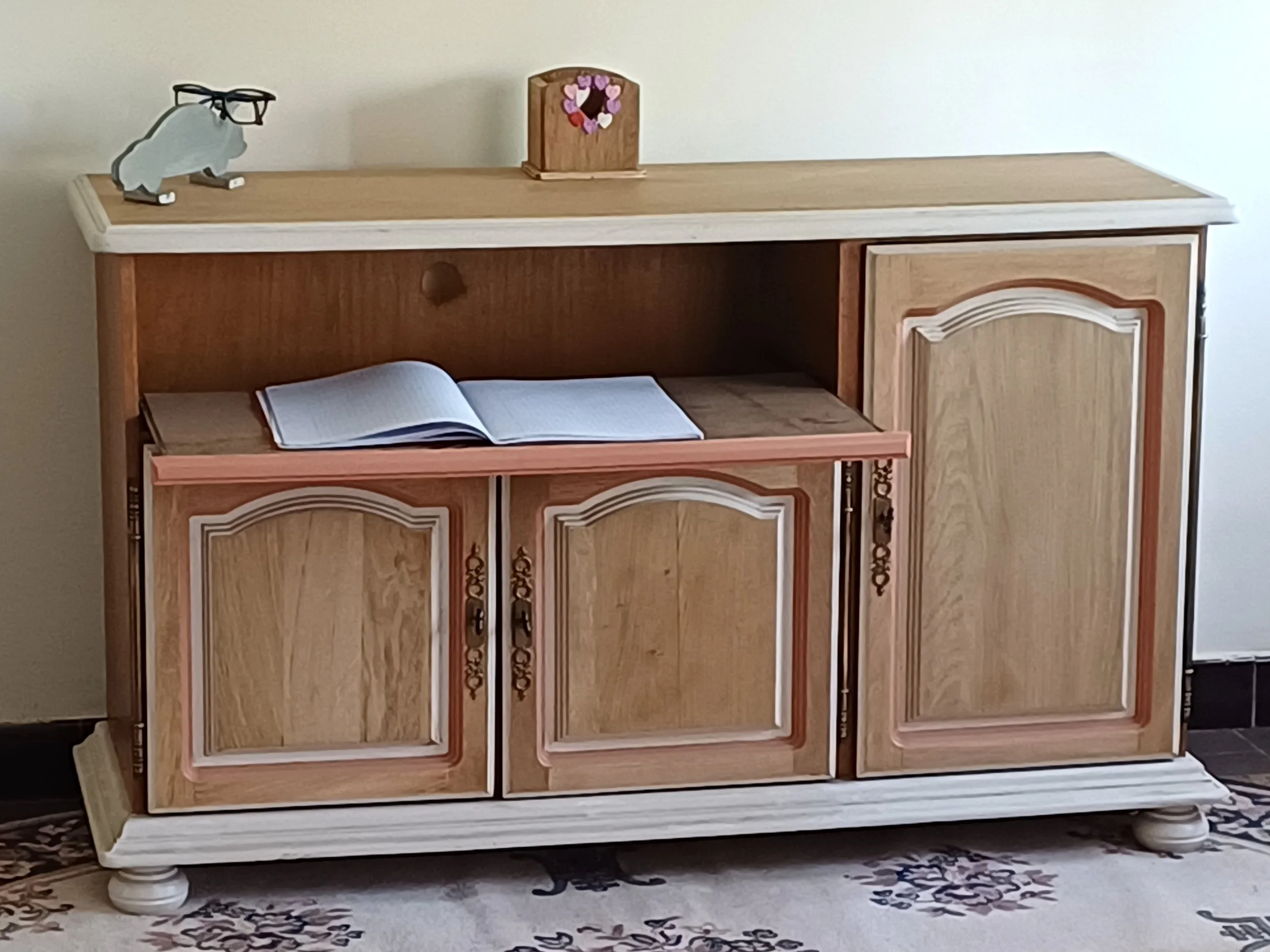 Meuble bas / petit bureau TV avec plateau coulissant, entièrement relooké dans des tons chaleureux et élégants