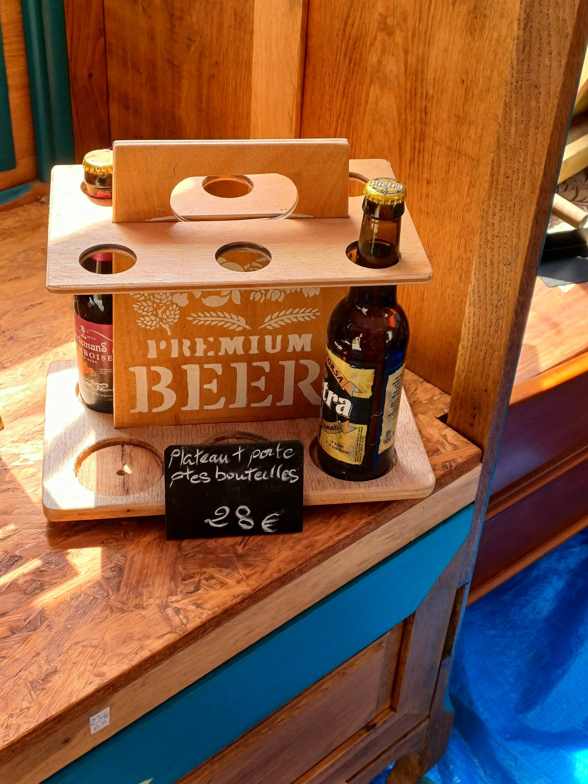 porte-bouteilles de bière en bois avec poignée intégrée et plateau supérieur porte-verres/bouteilles