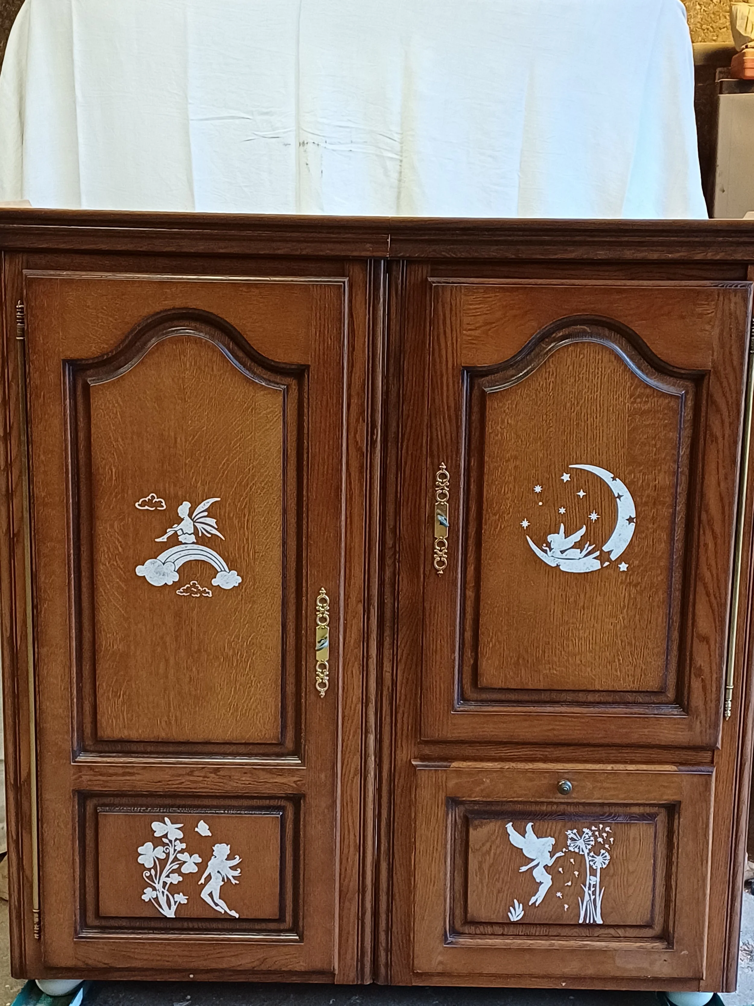 Armoire enfant relookée – double penderie + rangement – décor fées et univers enchanté