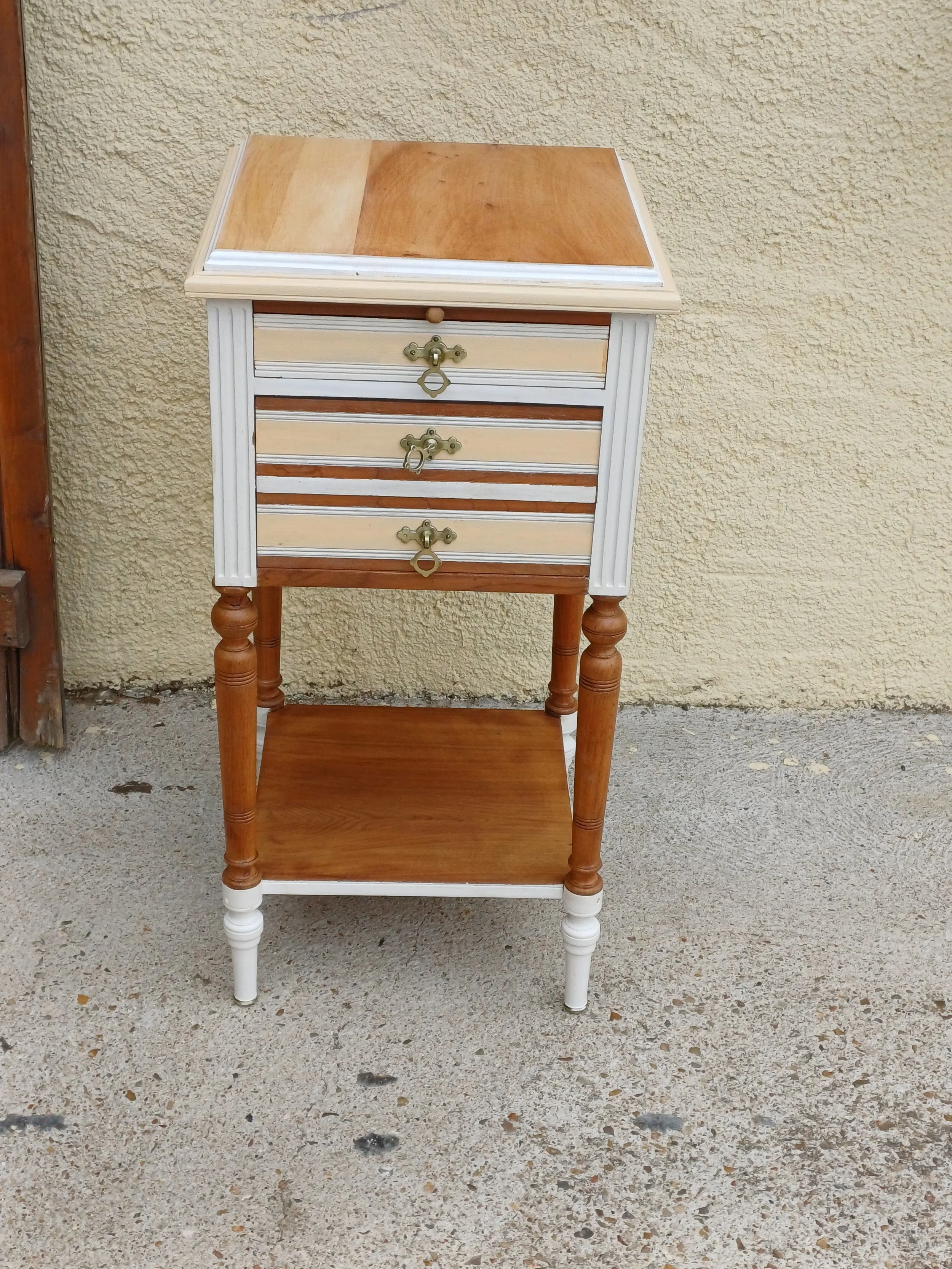 Table de nuit / Petit meuble d’appoint couleur pêche et blanche/bois verni