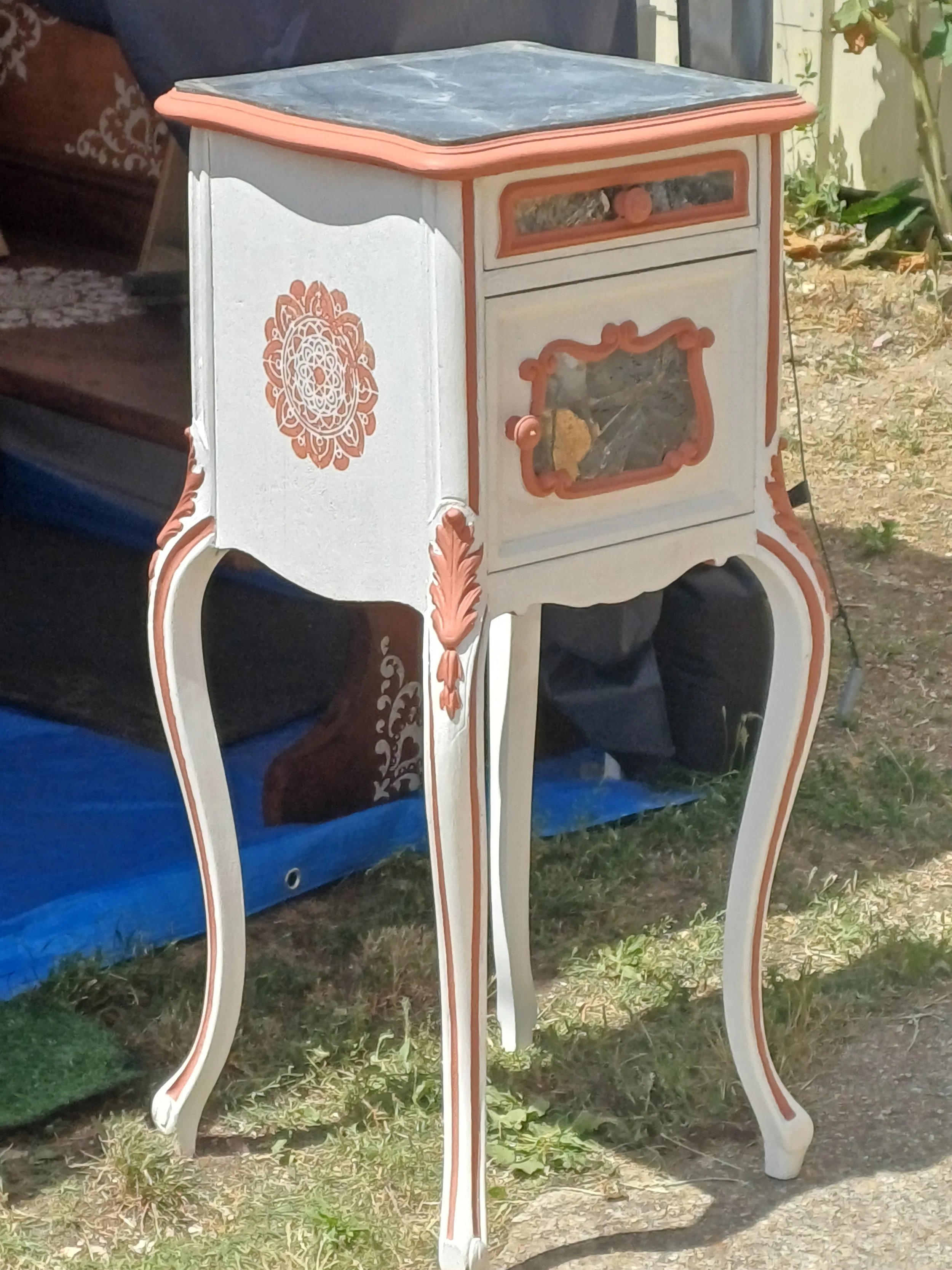 Charmante table de nuit de style Louis XV, entièrement relookée  – marbre et détails patinés