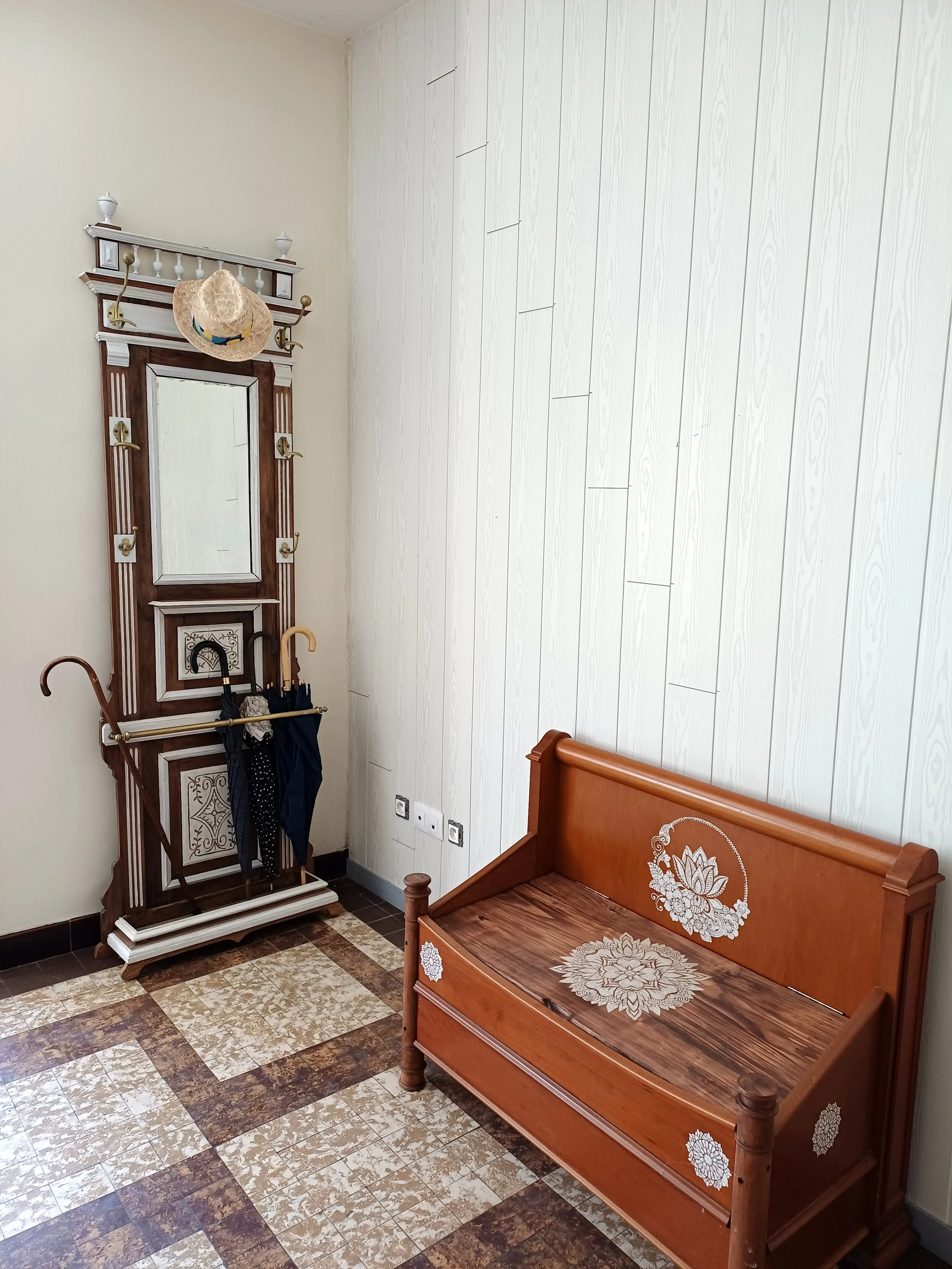 Superbe porte-manteaux ancien entièrement relooké, alliant charme vintage et élégance intemporelle.