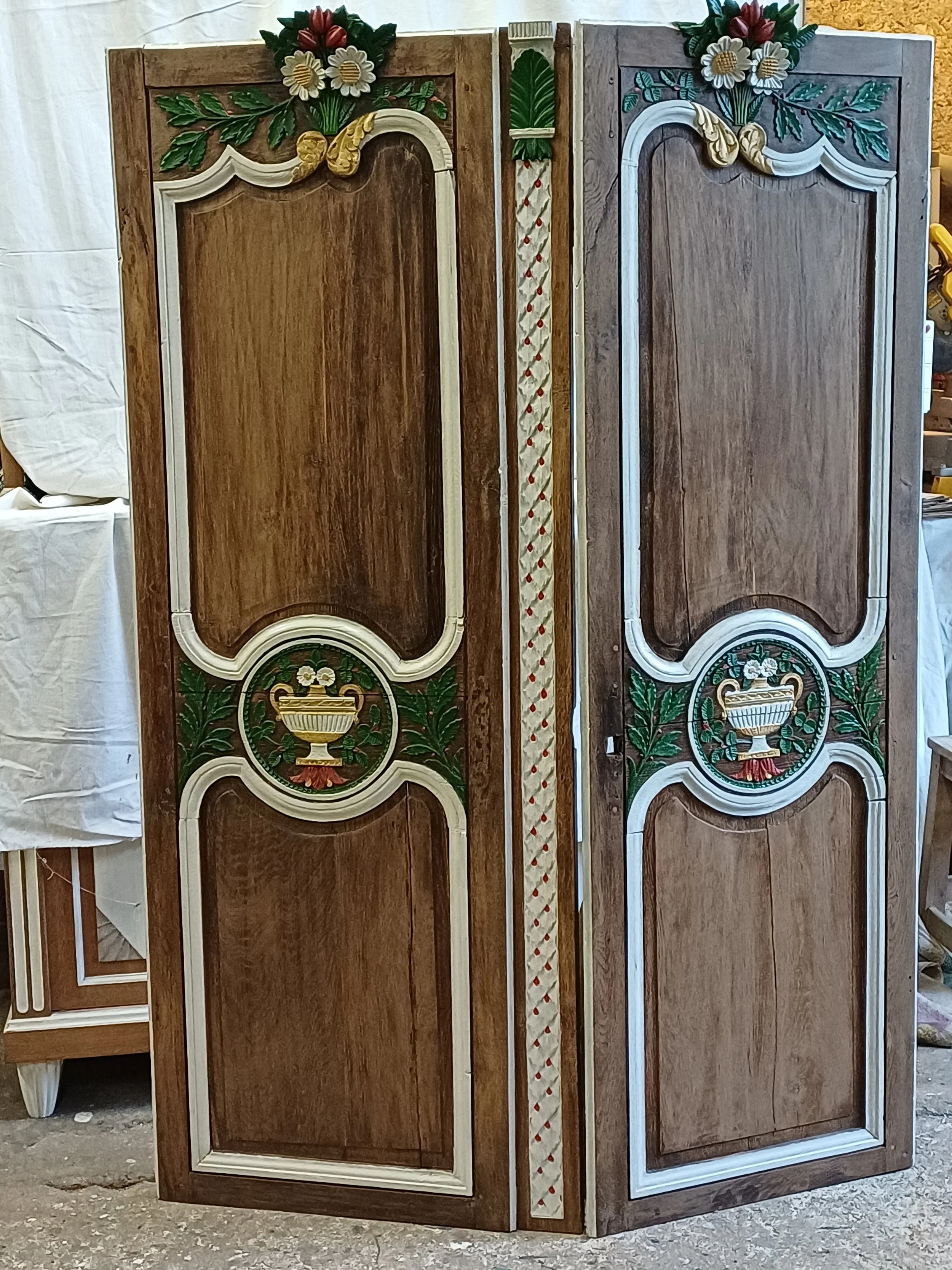 Paravent décoratif ancien – Portes d’armoires sculptées et polychromes, pièce de caractère