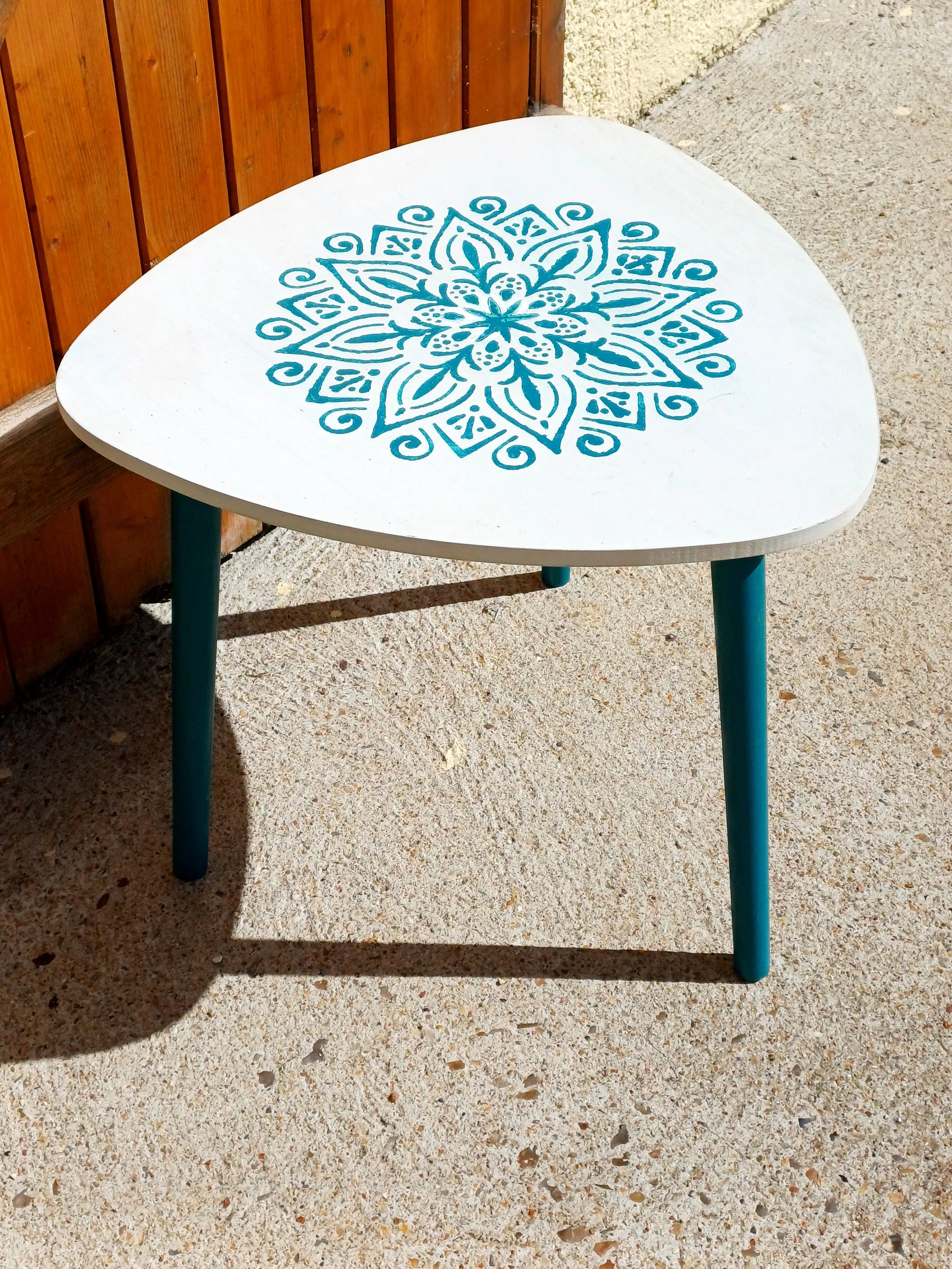 petite table de salon bleue/blanche Mandala