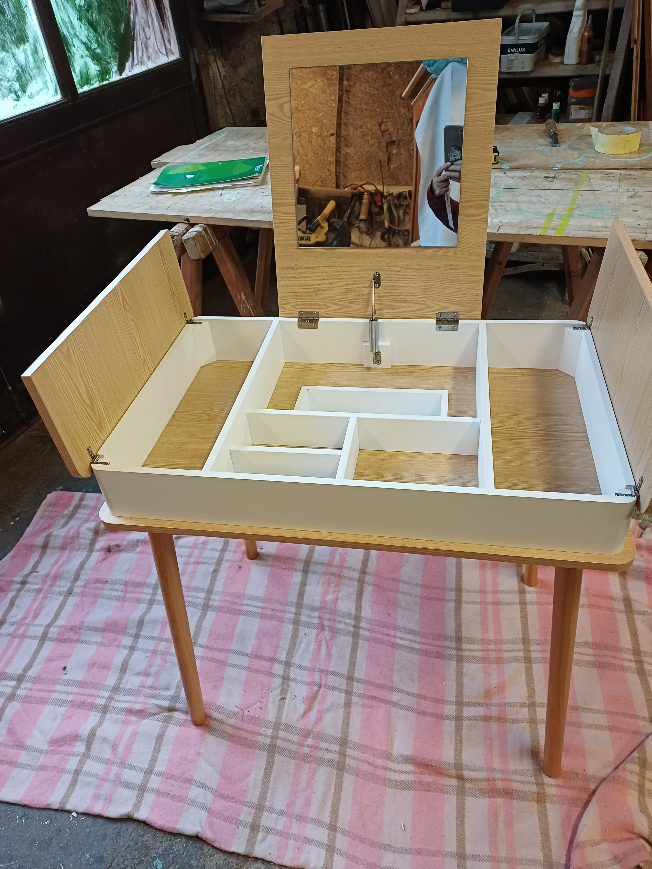 Coiffeuse scandinave rénovée avec miroir intégré et rangements compartimentés