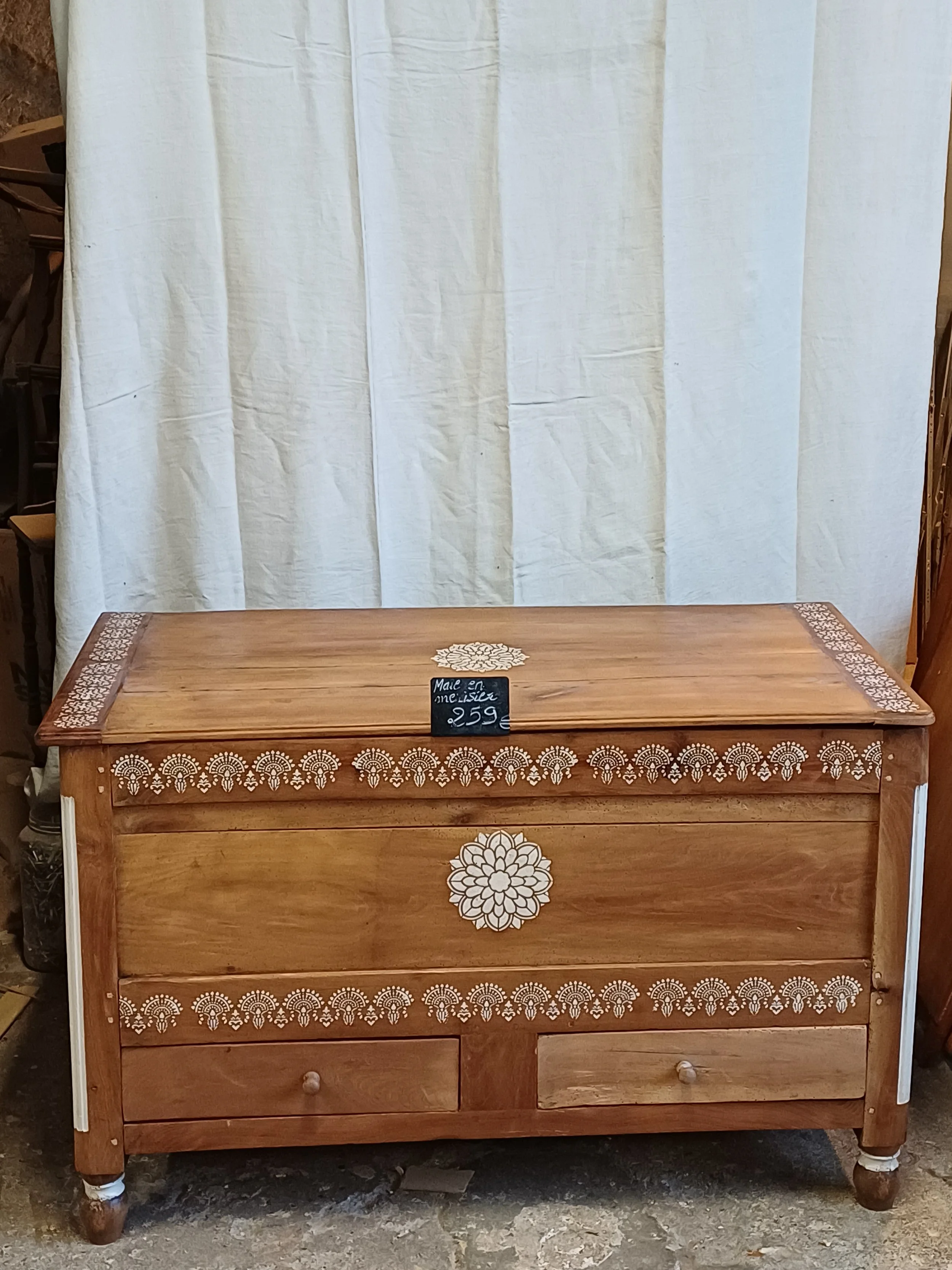 Maie merisier massif, décor artisanal, 2 tiroirs + coffre.