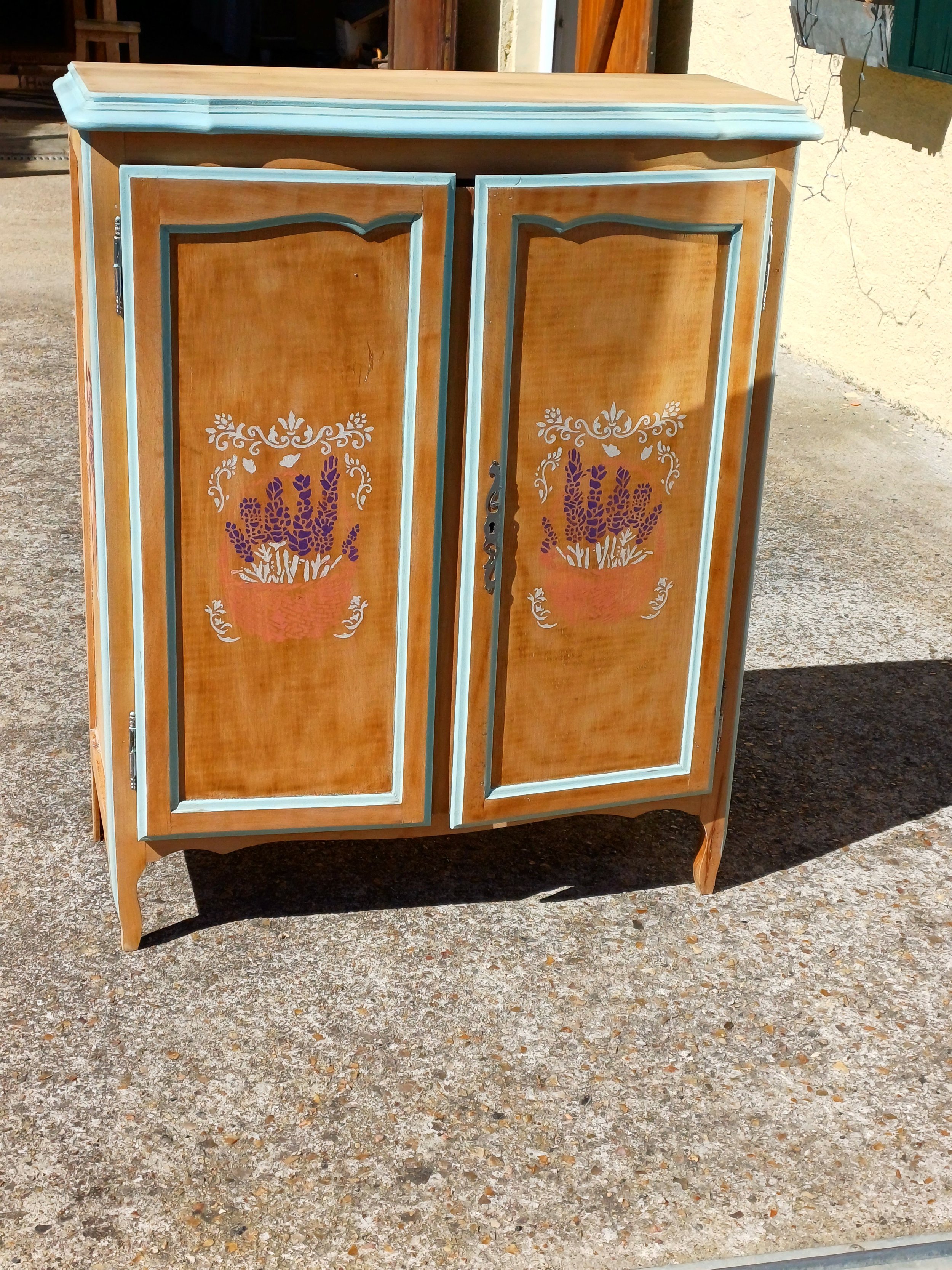 Charmant meuble d’appoint / petit buffet 2 portes avec étagères