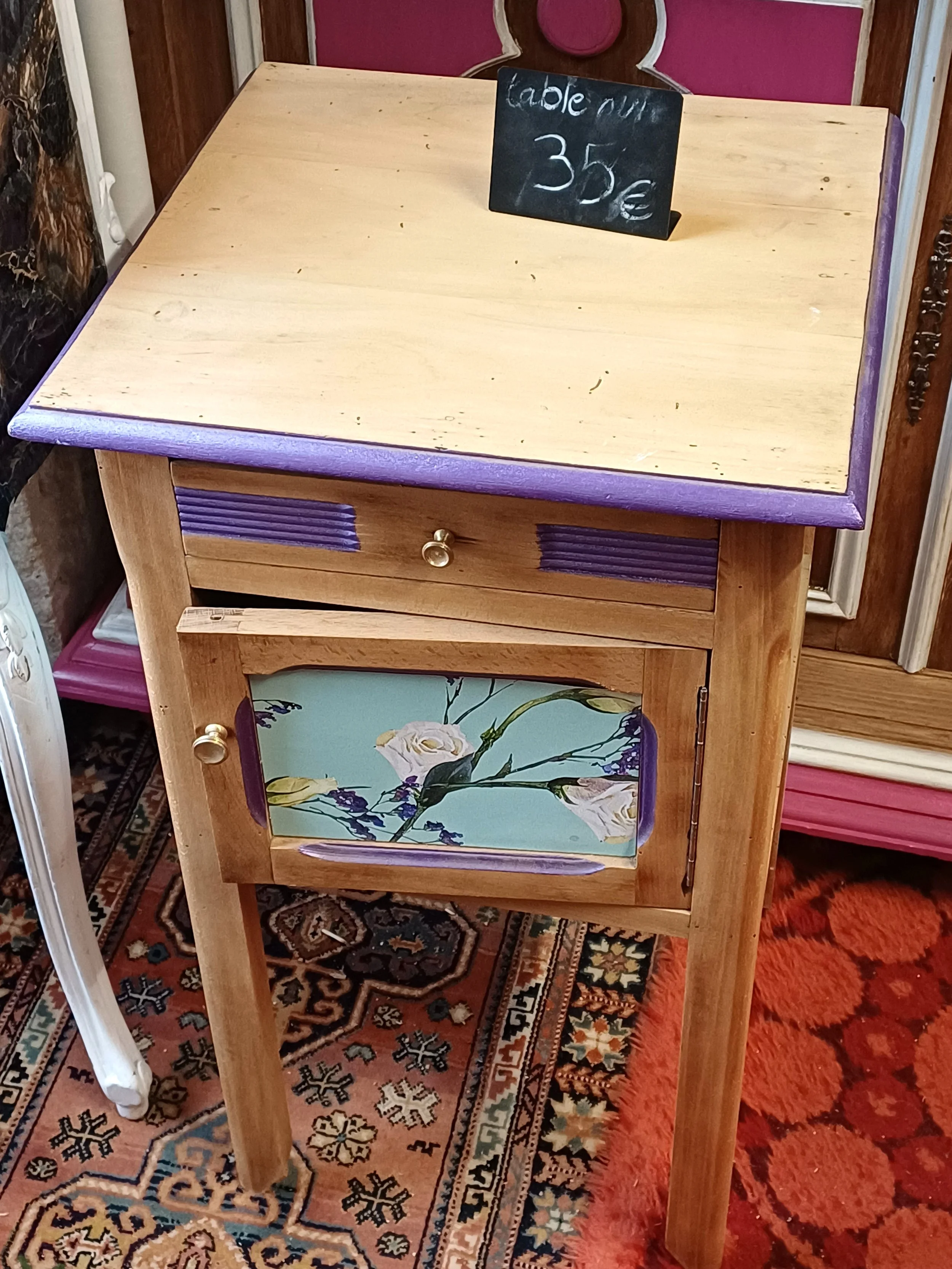 Table de nuit vintage mauve relookée à la main