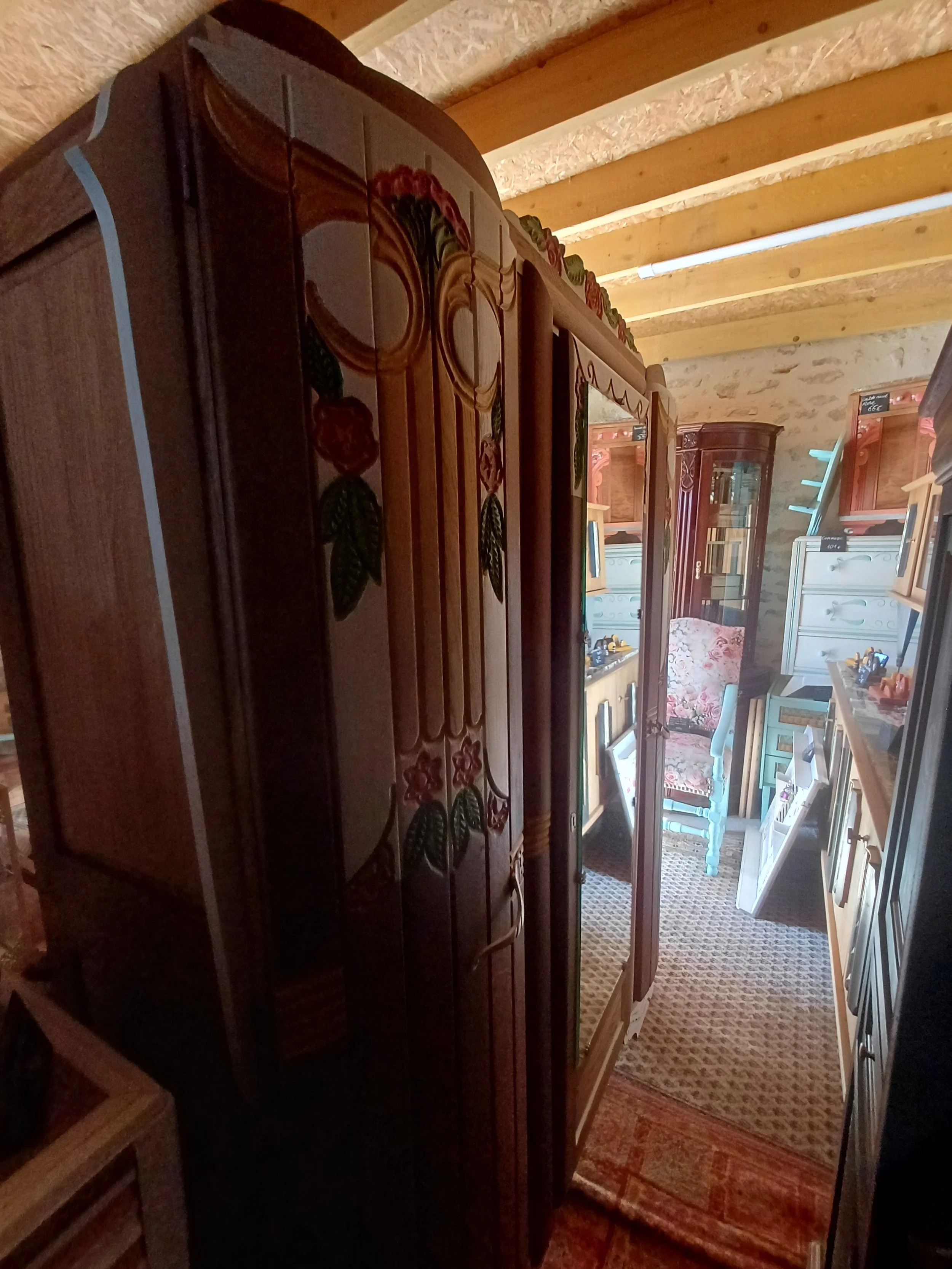 Armoire "drapée" en chêne brun + table nuit correspondante