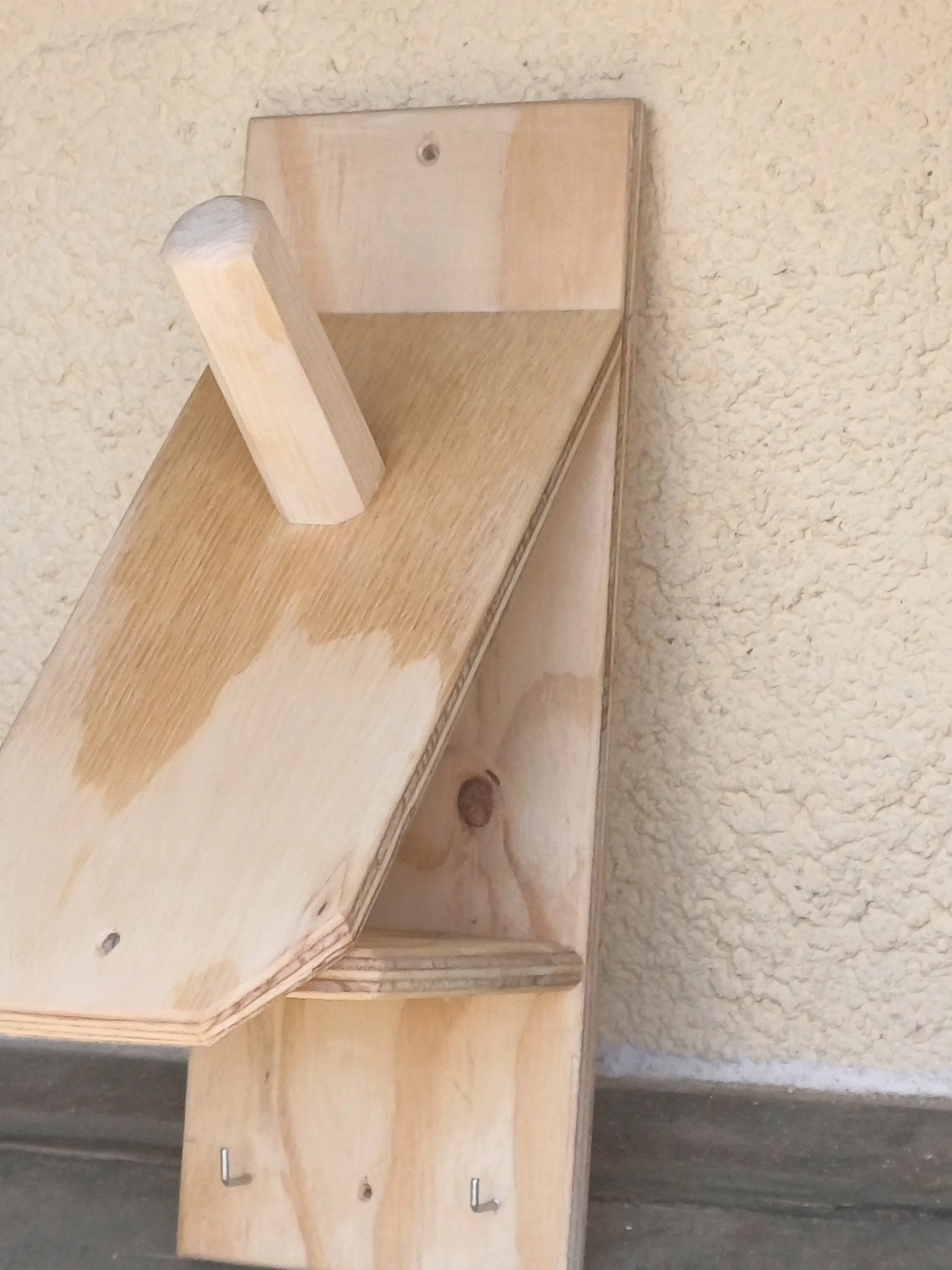 Porte-casque mural multifonctions en bois artisanal